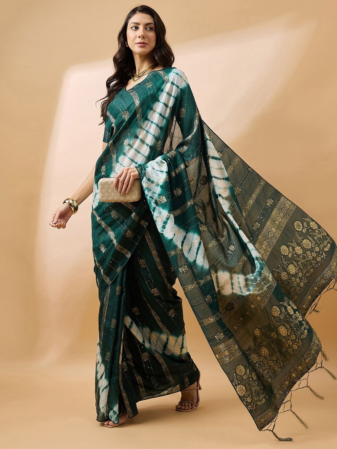 

DEVATITHI Green Cotton Blend Saree