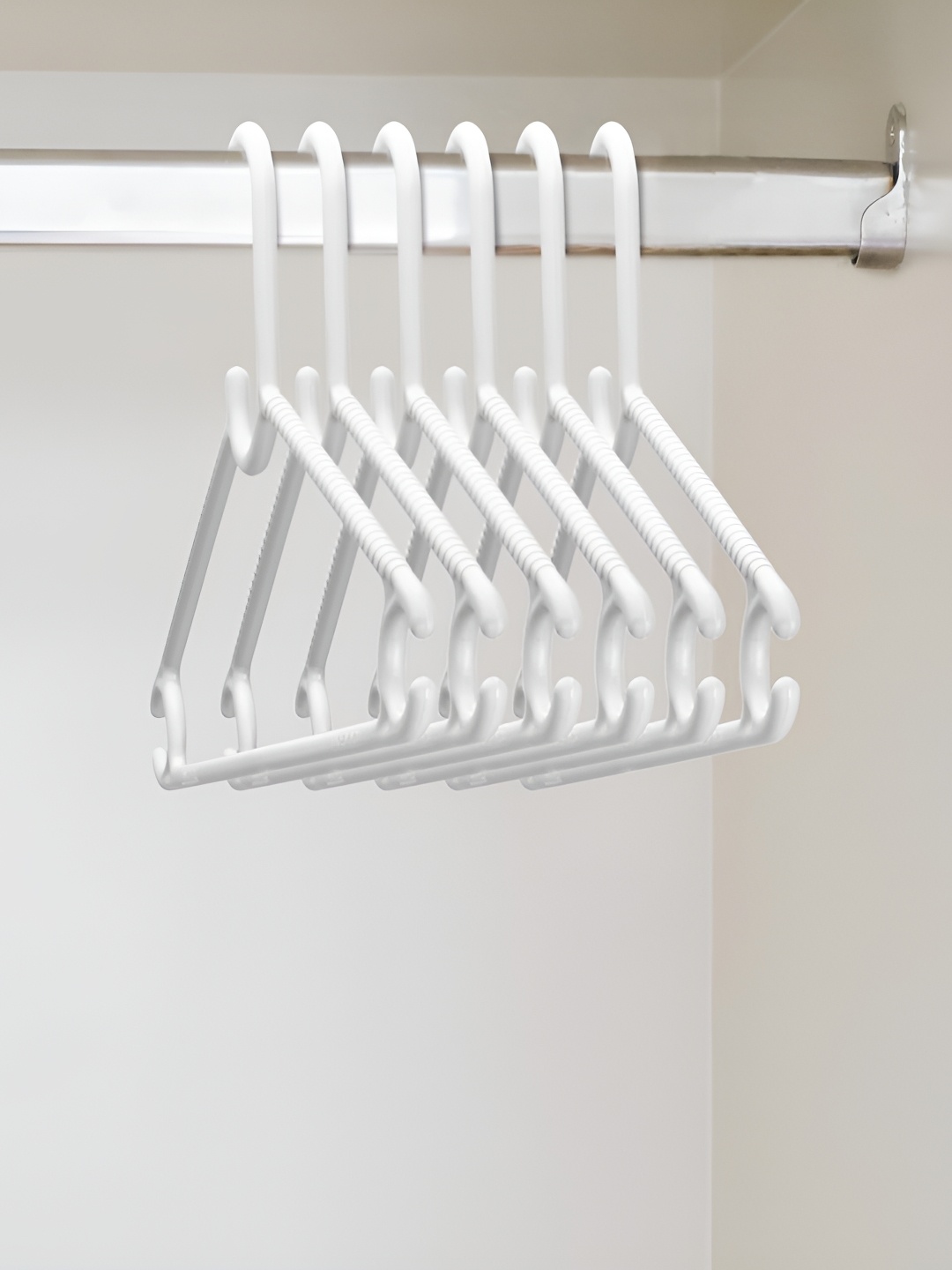 

Nayasa Set of 6 White Plastic Cloth Hanger