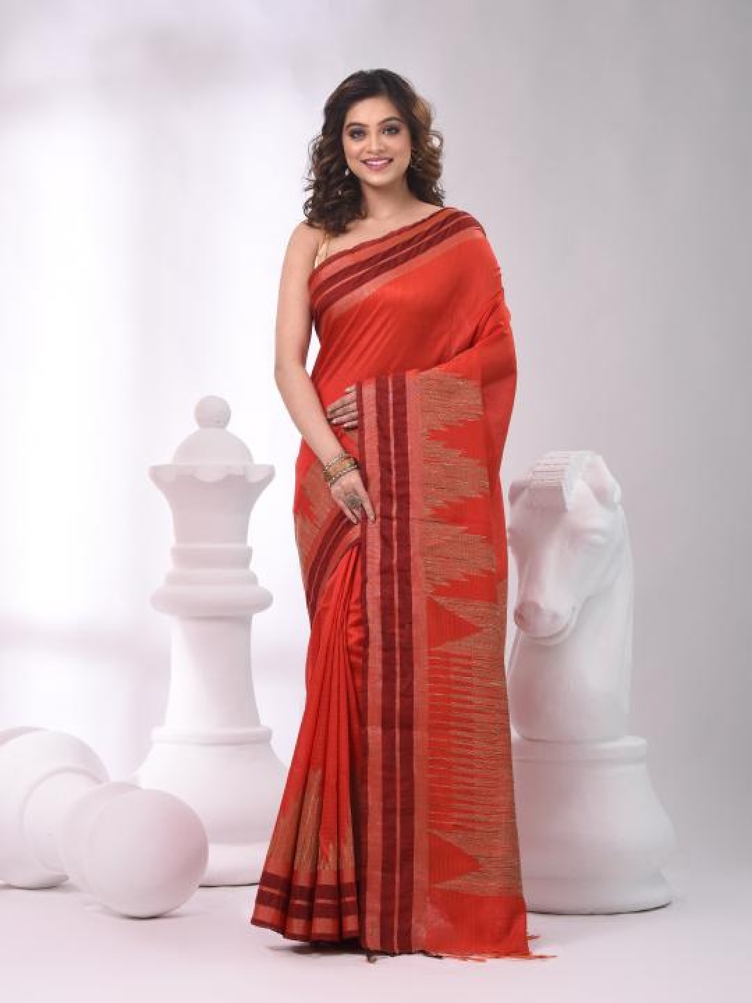 

VIBHAVARI Saree, Red