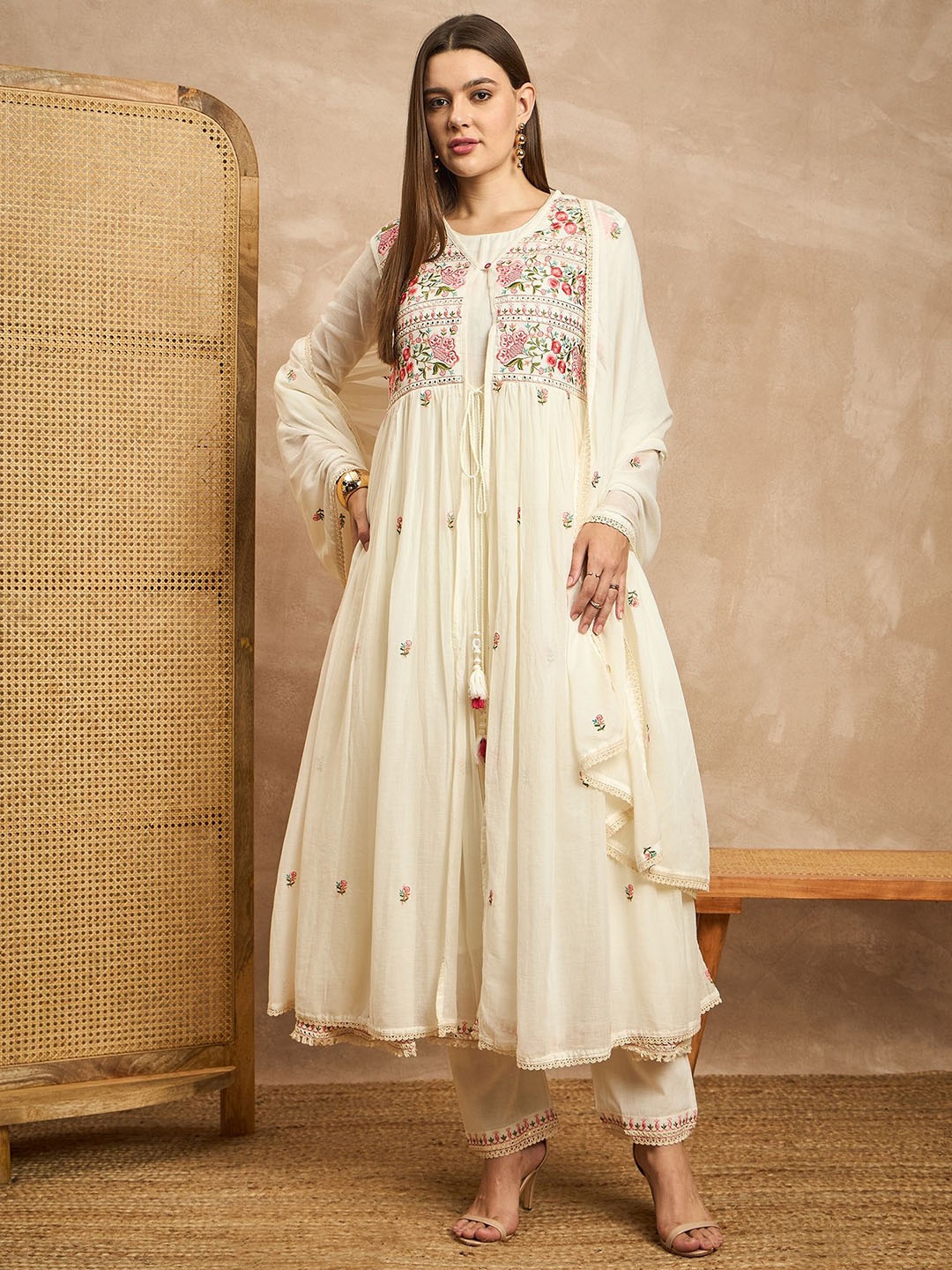 

CHETI Round Neck Empire Thread Work Kurta With Trouser & Dupatta & Shrug, White