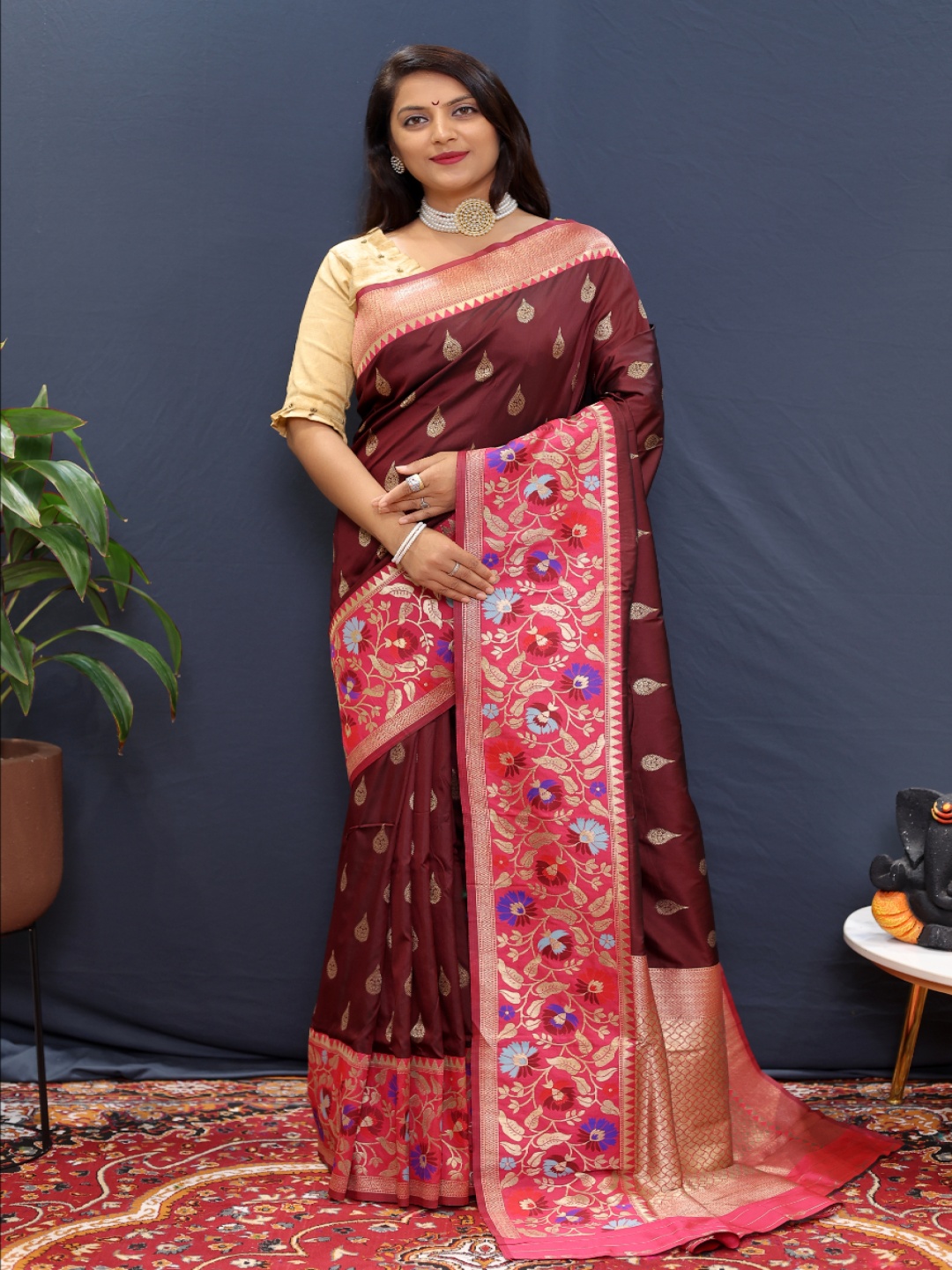 

amirat Woven Design Zari Pure Silk Banarasi Saree, Maroon