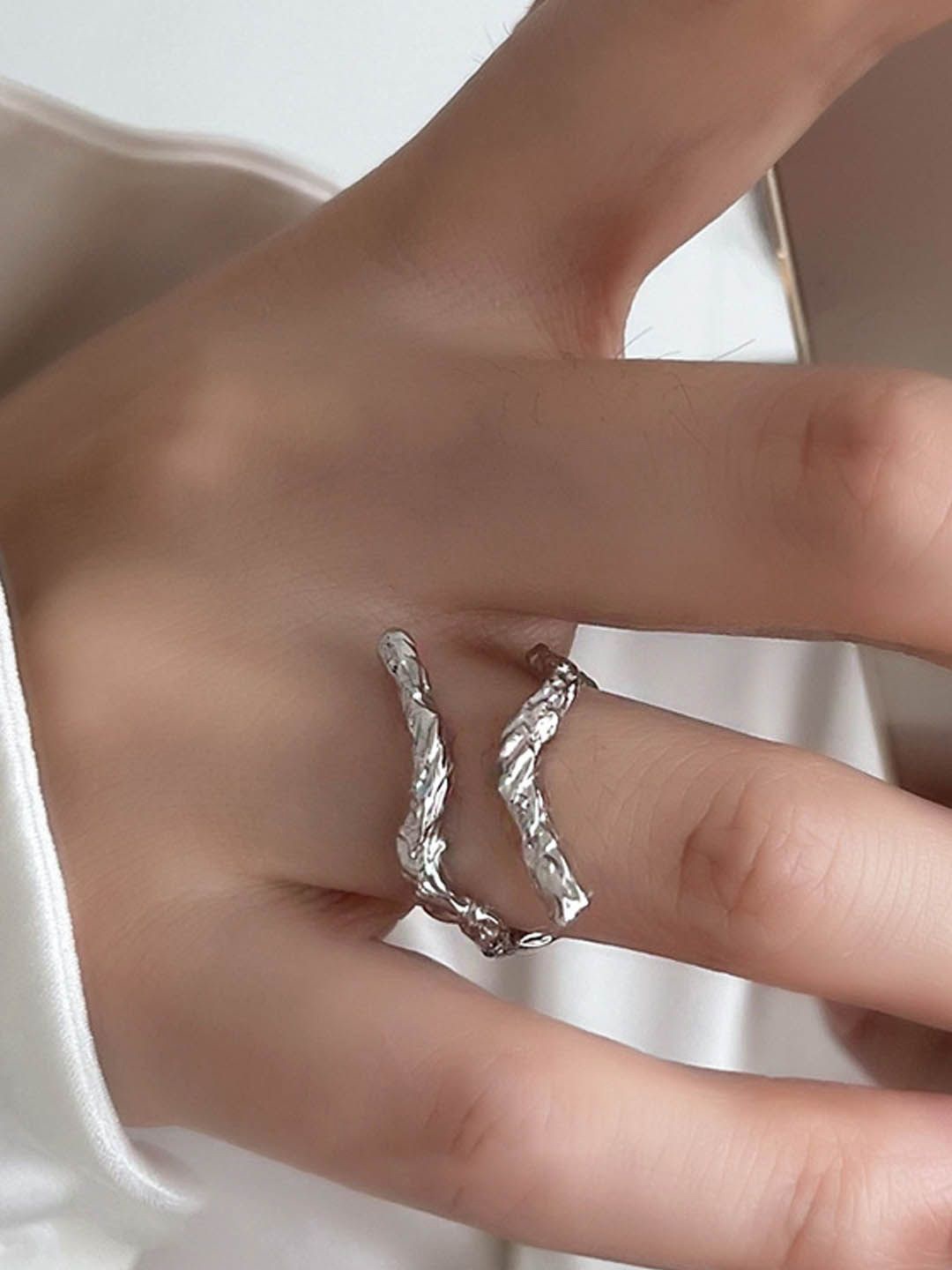 

StyleCast Elegant Silver-Toned Circular Shaped Finger Ring