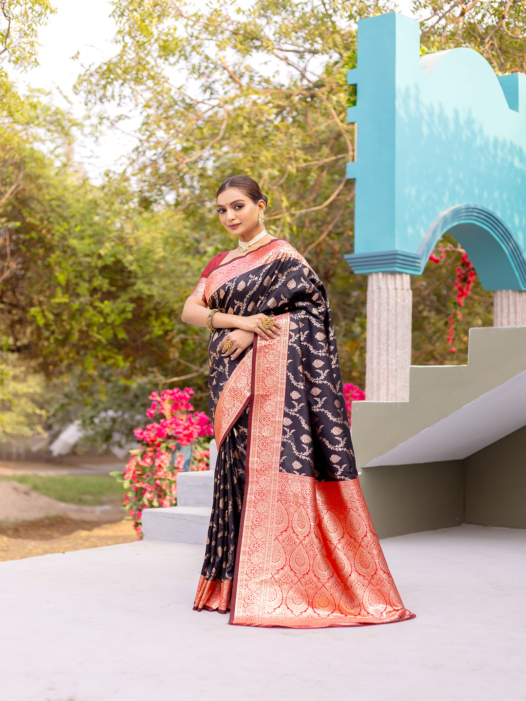 

TORONFRAS Woven Design Zari Art Silk Kanjeevaram Saree, Black
