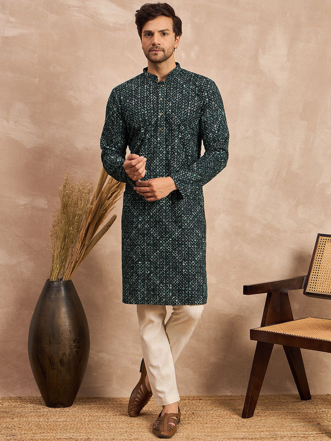 

SWAGG INDIA Mandarin Collar Geometric Embroidered Sequinned Straight Kurta, Green