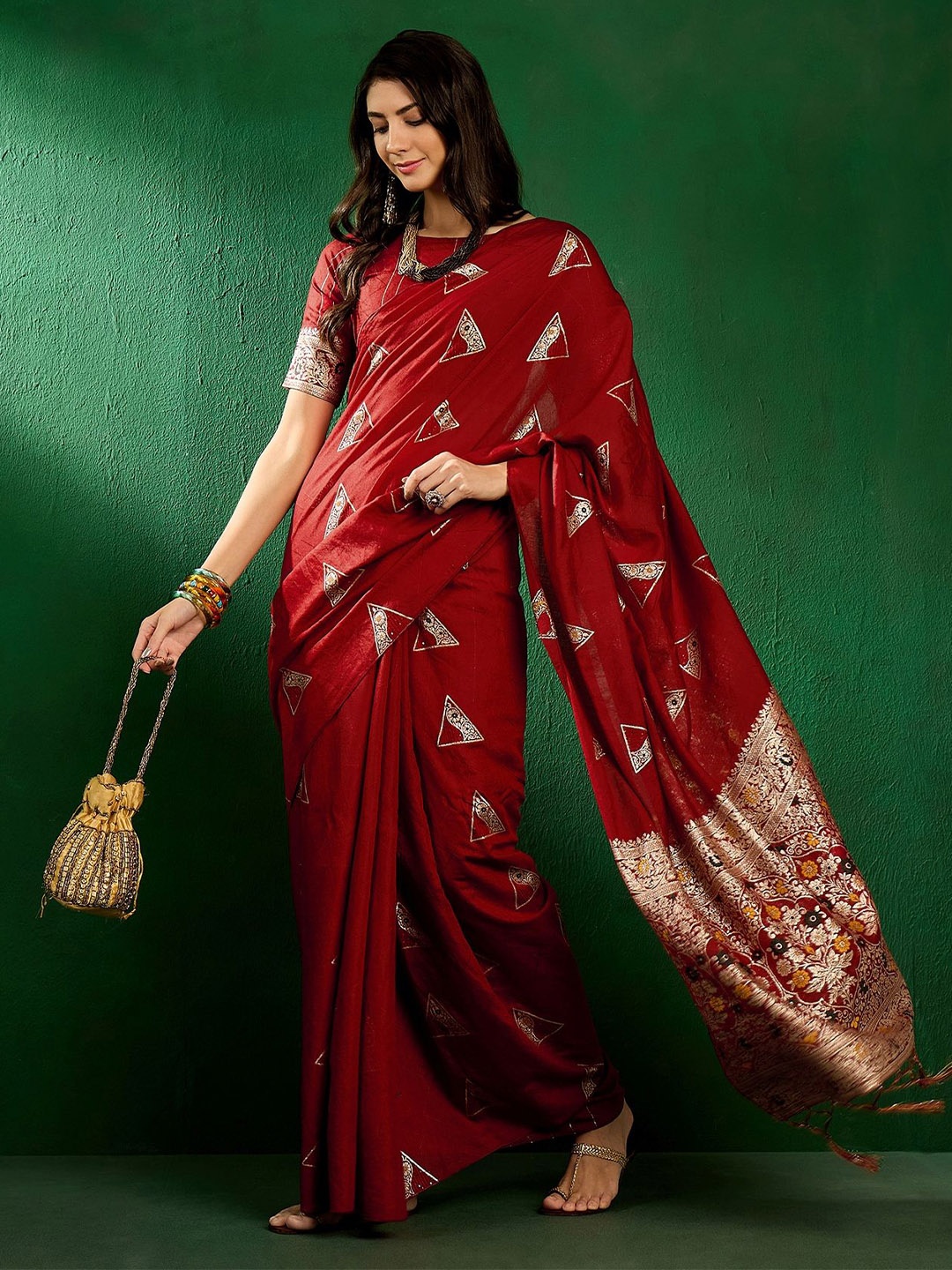 

DEVATITHI Red Silk Blend Saree