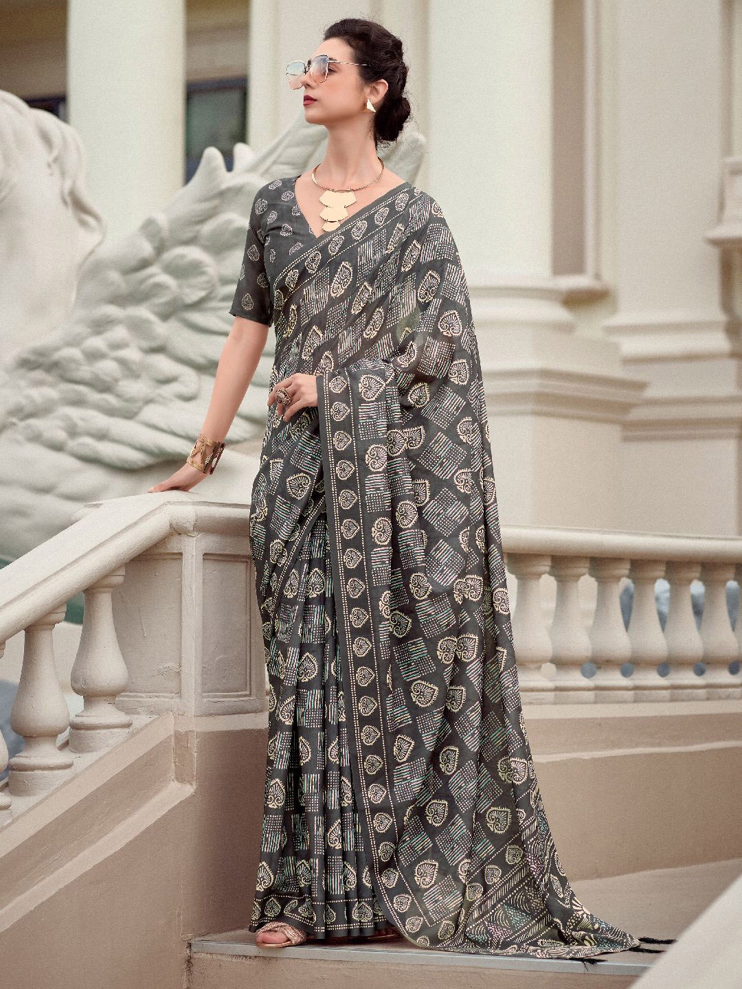 

Mitera Floral Printed Saree With Unstitched Blouse Piece, Black