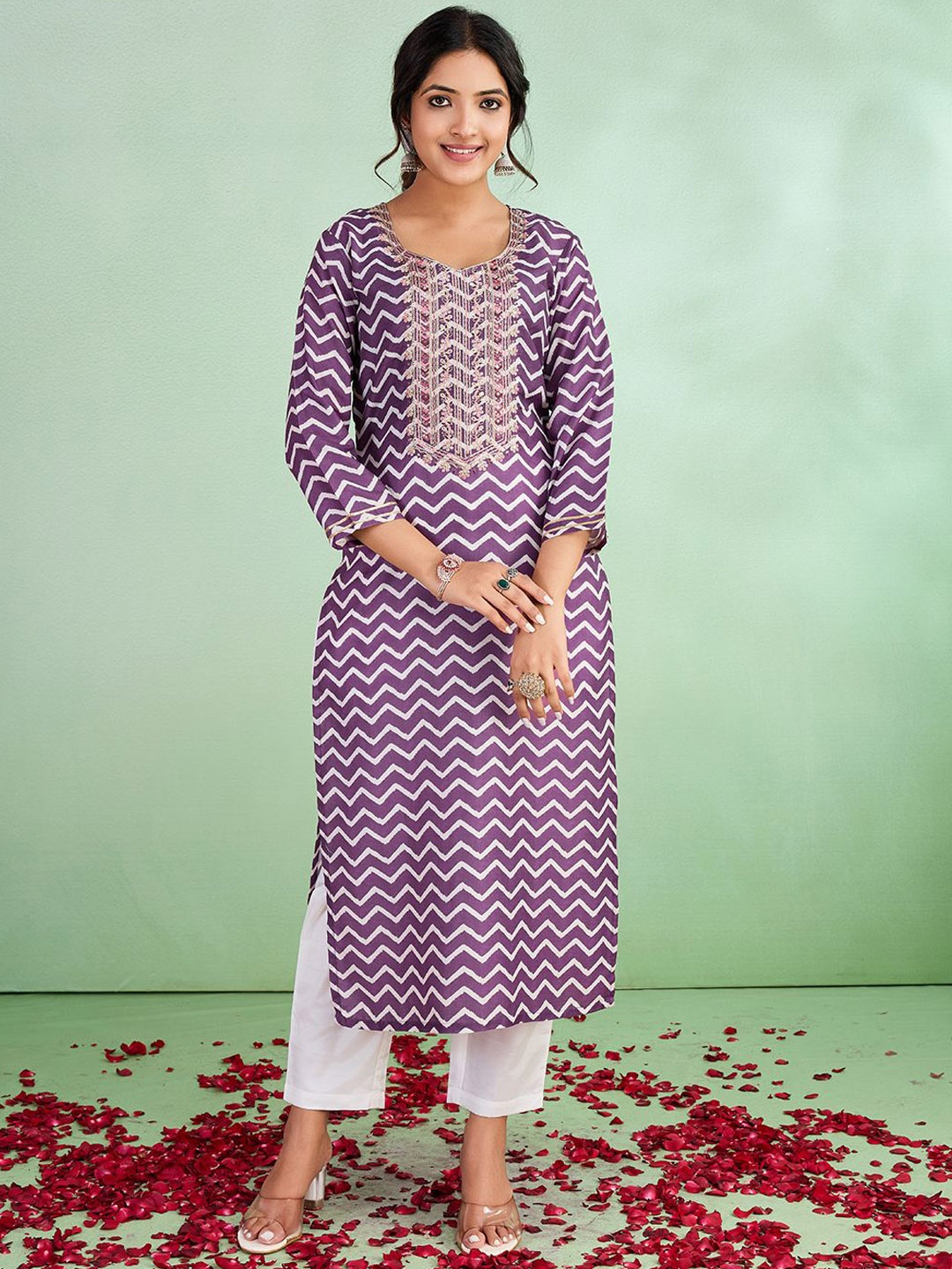 

SUAAC Chevron Printed Sweetheart Neck Zari Work Straight Kurta, Purple