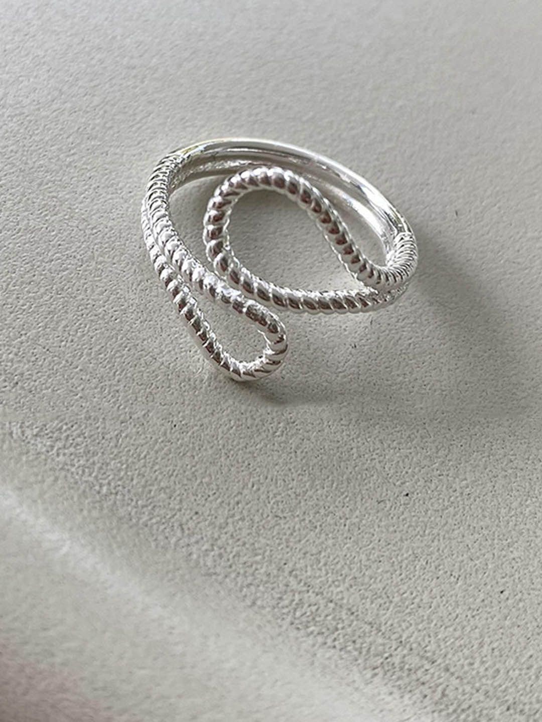 

StyleCast Elegant Silver Toned Textured Finger Ring