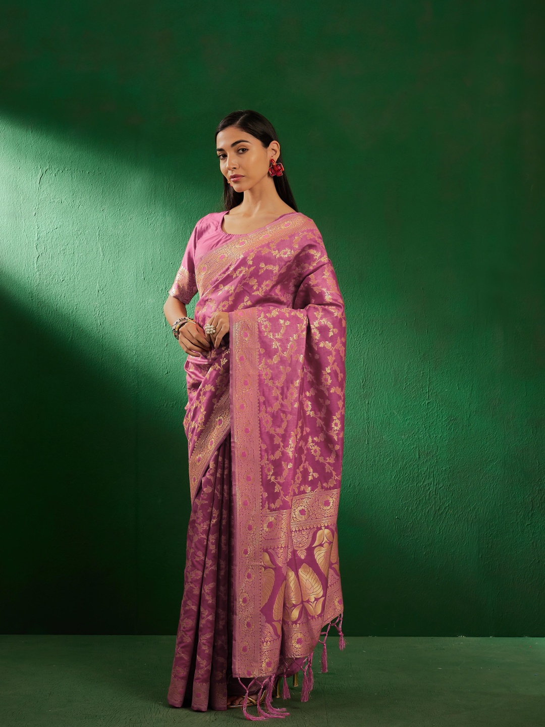 

DEVATITHI Woven Design Zari Baby Pink Banarasi Silk Saree