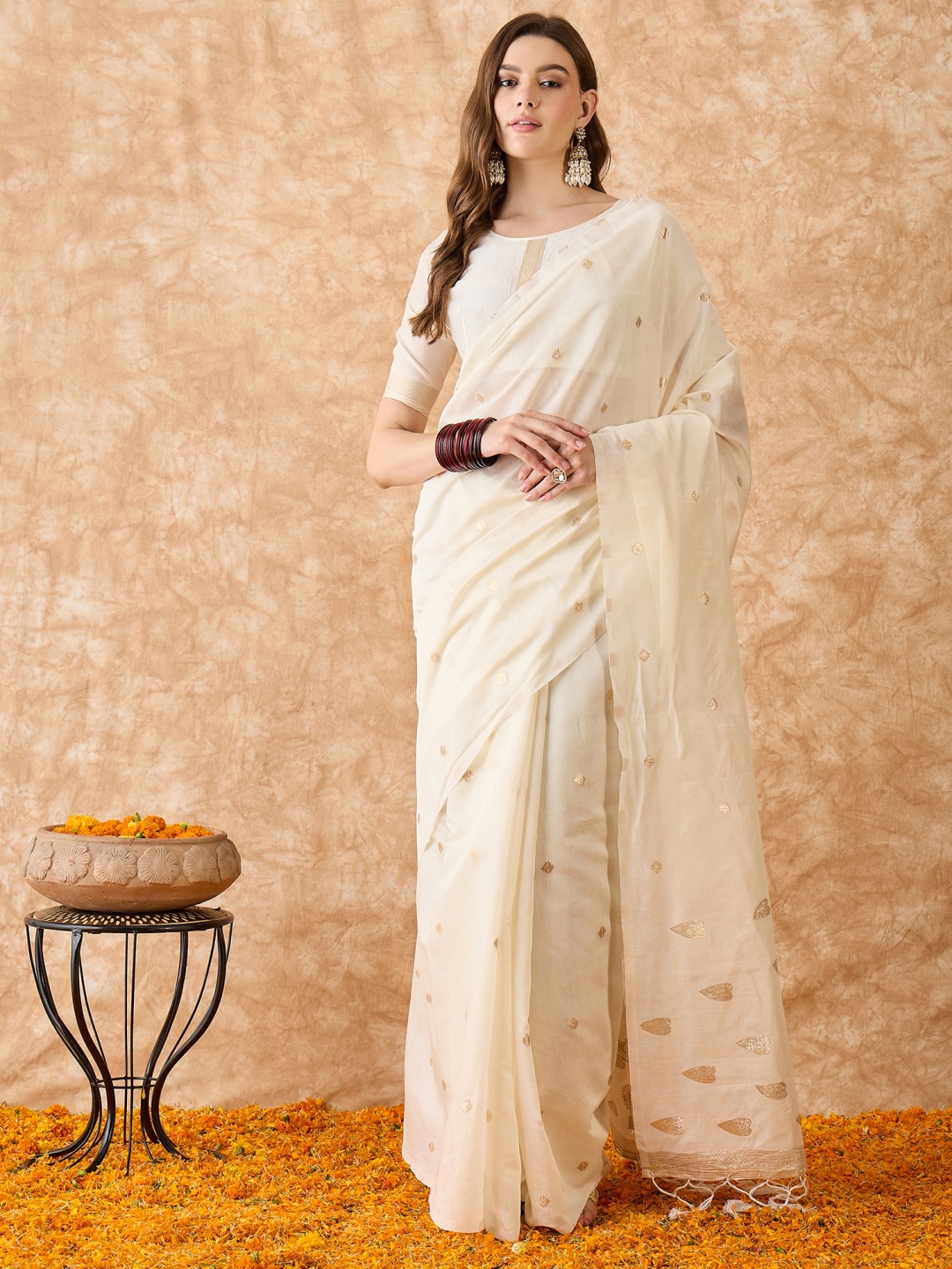 

DEVATITHI Off White Cotton Jacquard Saree