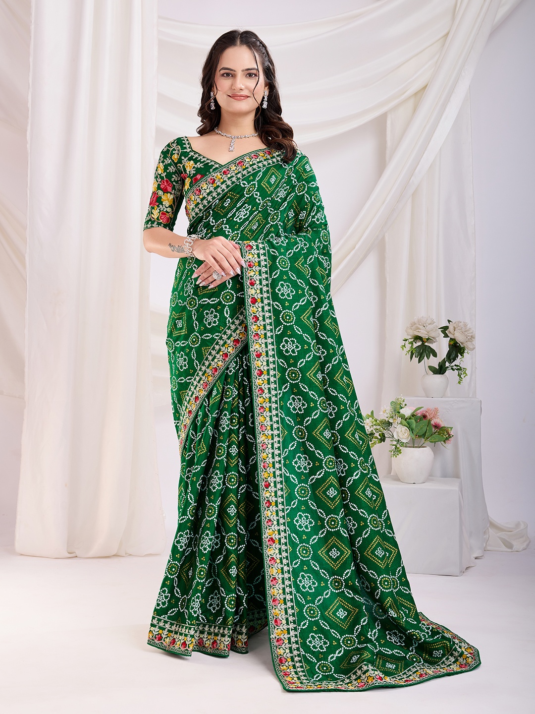 

HERE&NOW Women Embroidered Bandhani Saree, Green