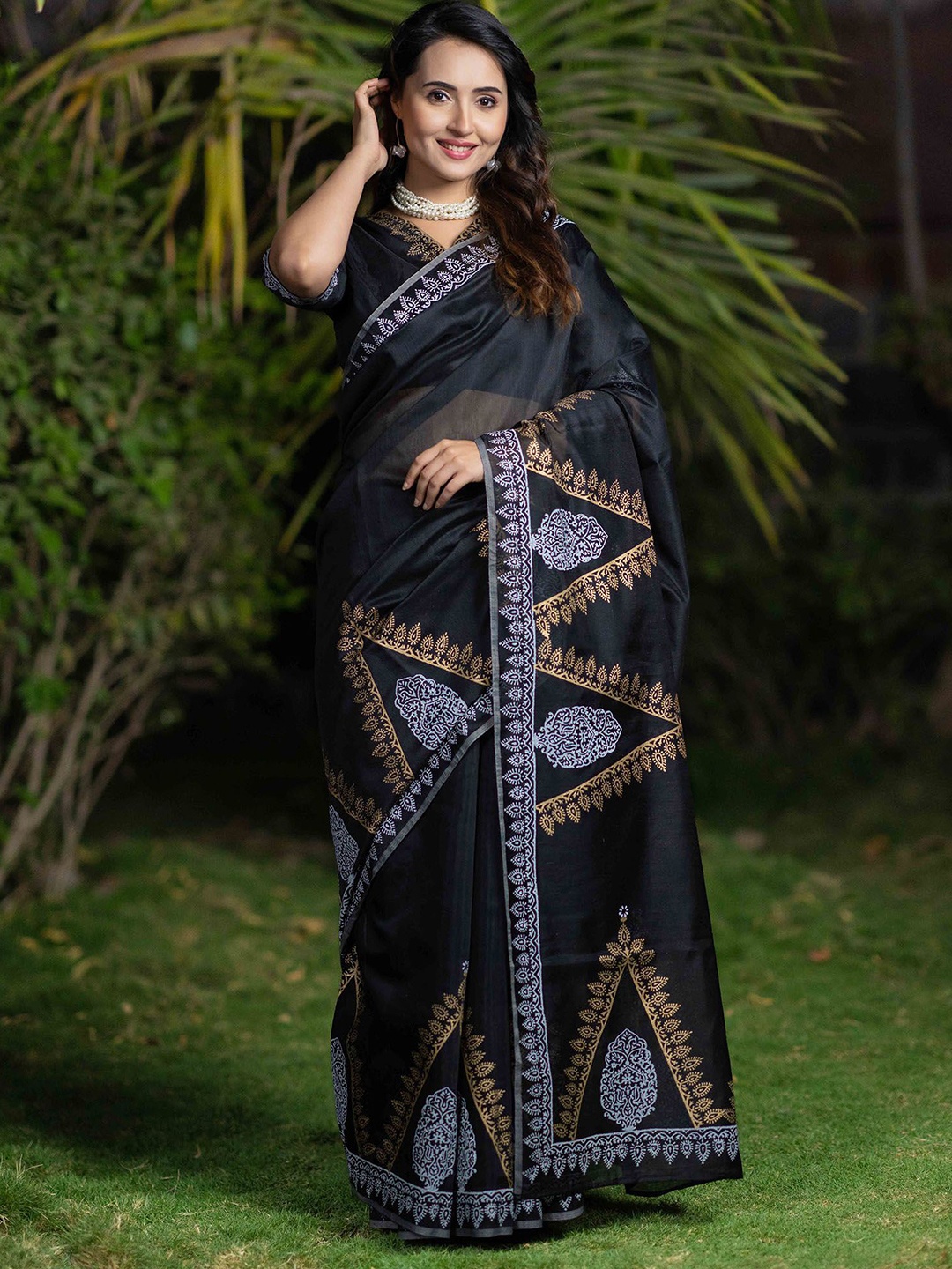 

Prasam Ethnic Motifs Printed Block Print Saree, Black