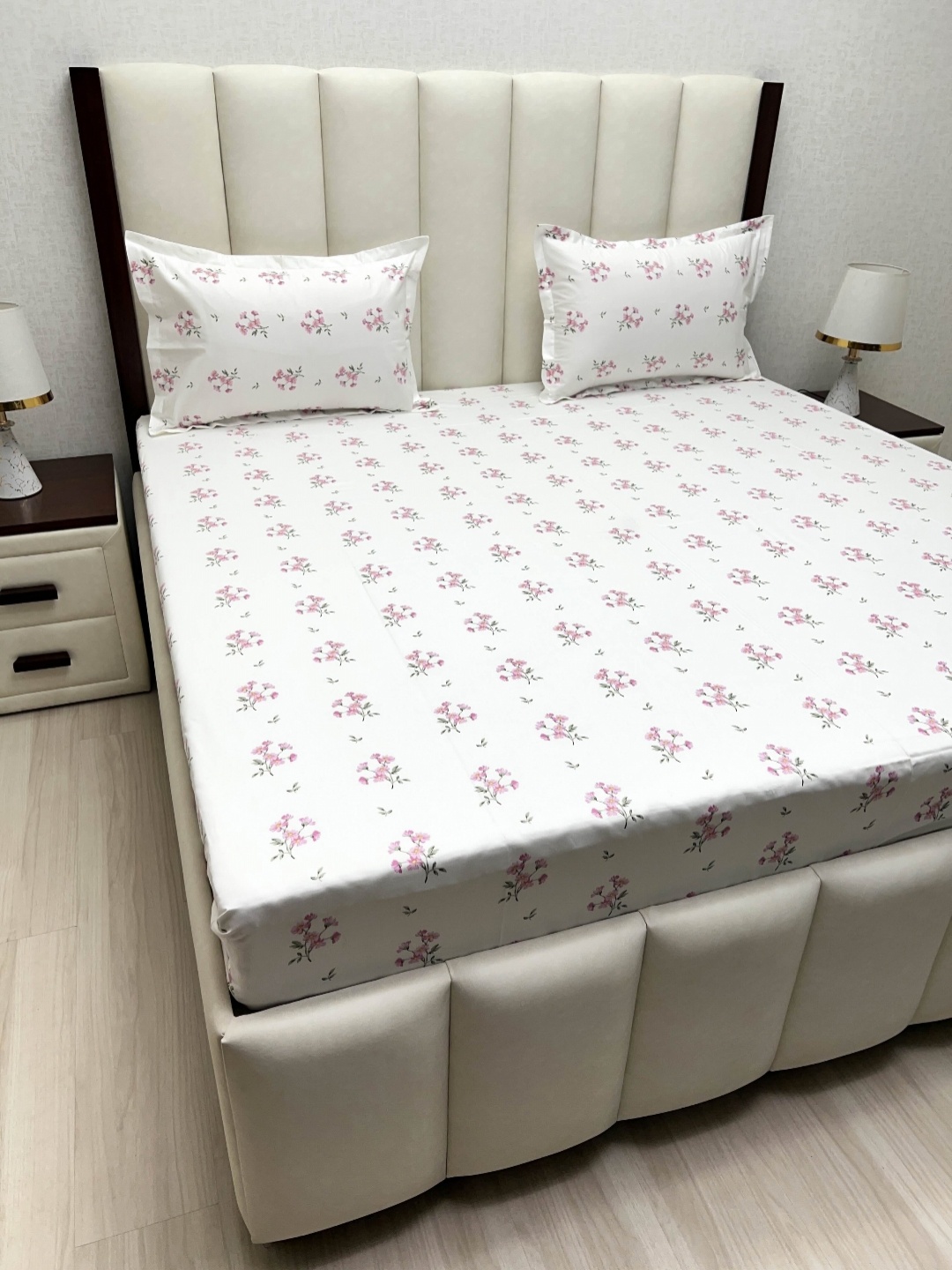 

Pure Decor Royal Passion White Printed Pure Cotton 400 TC Queen Bedsheet Set 2.28m x 2.54m, Pink