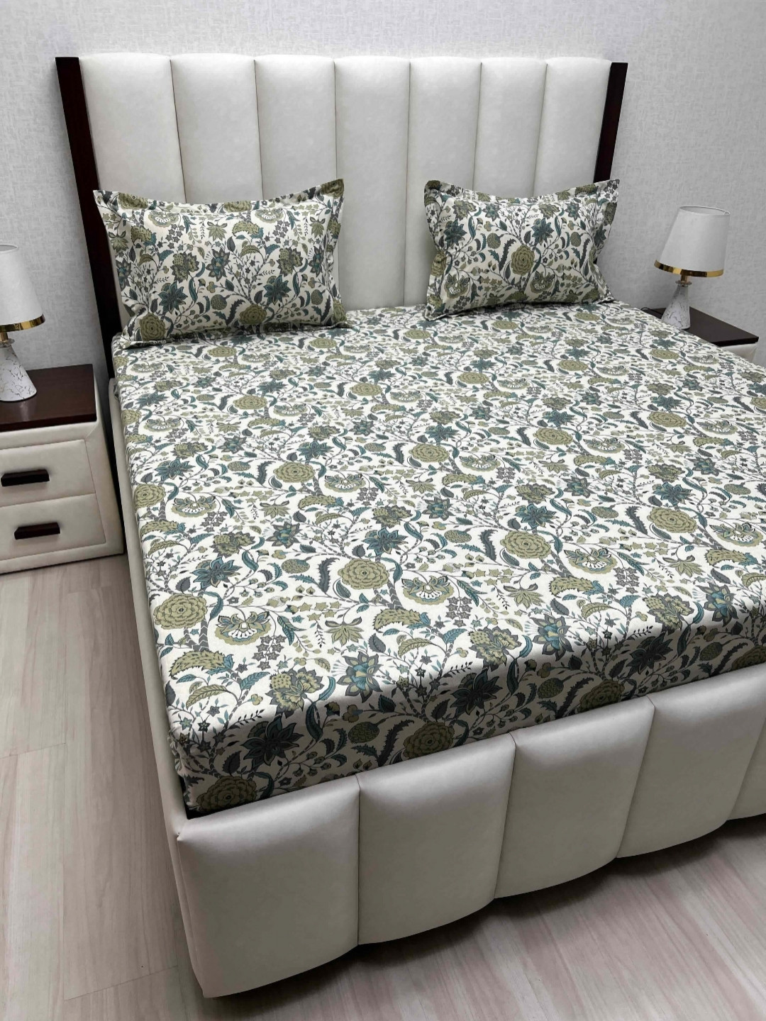 

Pure Decor Royal Passion Green & White Pure Cotton 220 TC Queen Bedsheet Set 2.28m x 2.54m