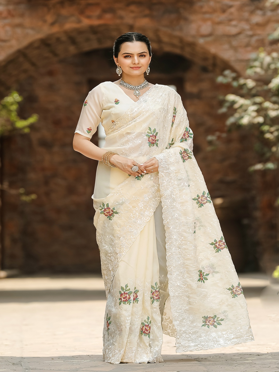 

TORONFRAS Woven Design Embroidered Kanjeevaram Saree, White