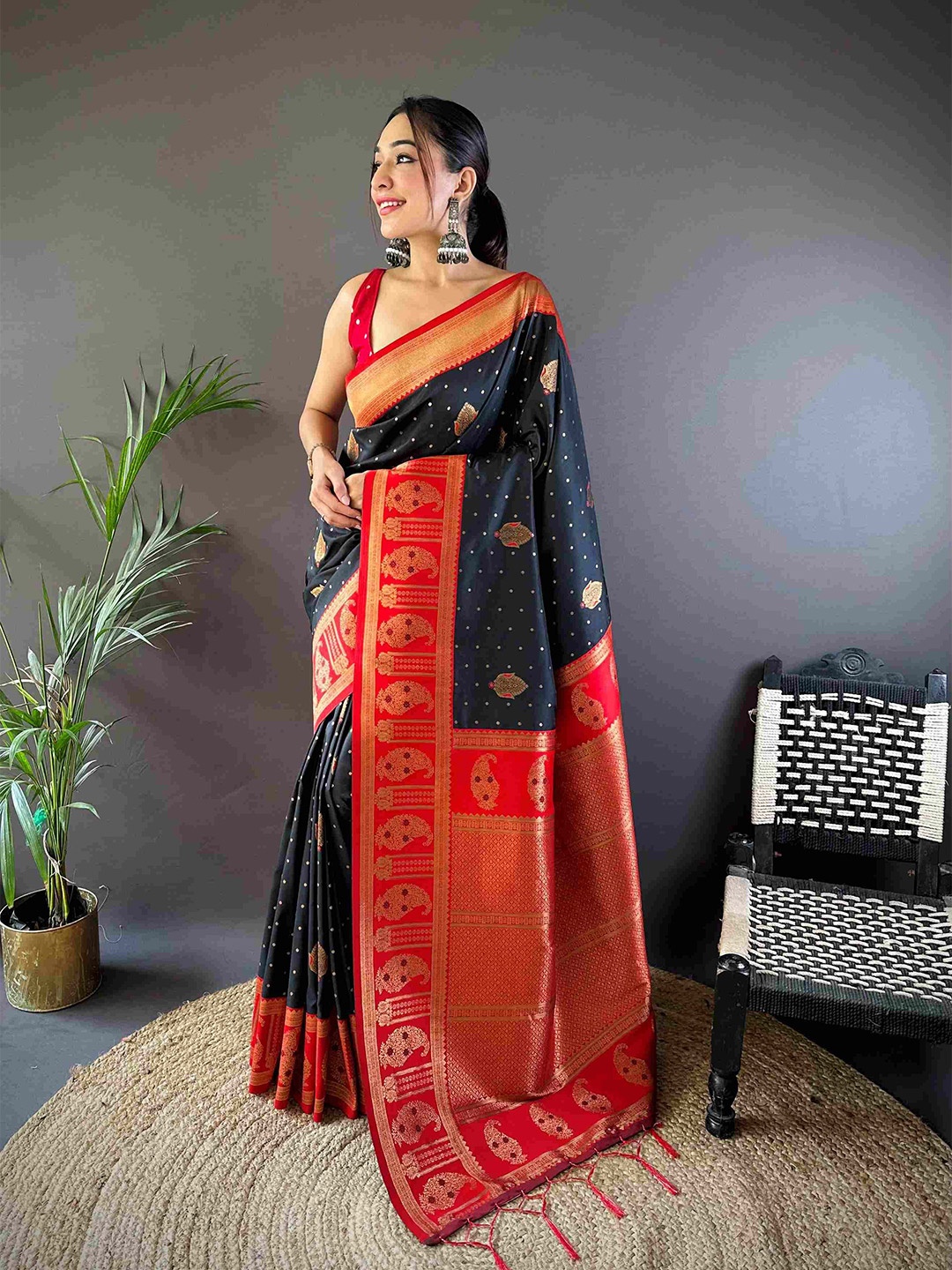 

HEER FASHION Woven Design Zari Banarasi Saree, Black