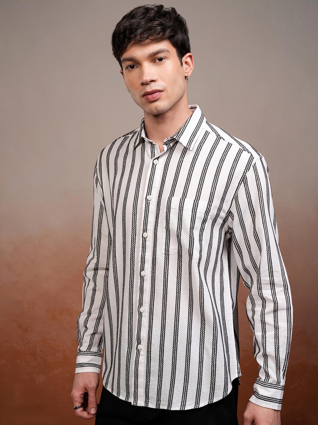 

HIGHLANDER Men Relaxed Fit Spread Collar Vertical Striped Cotton Casual Shirt, White