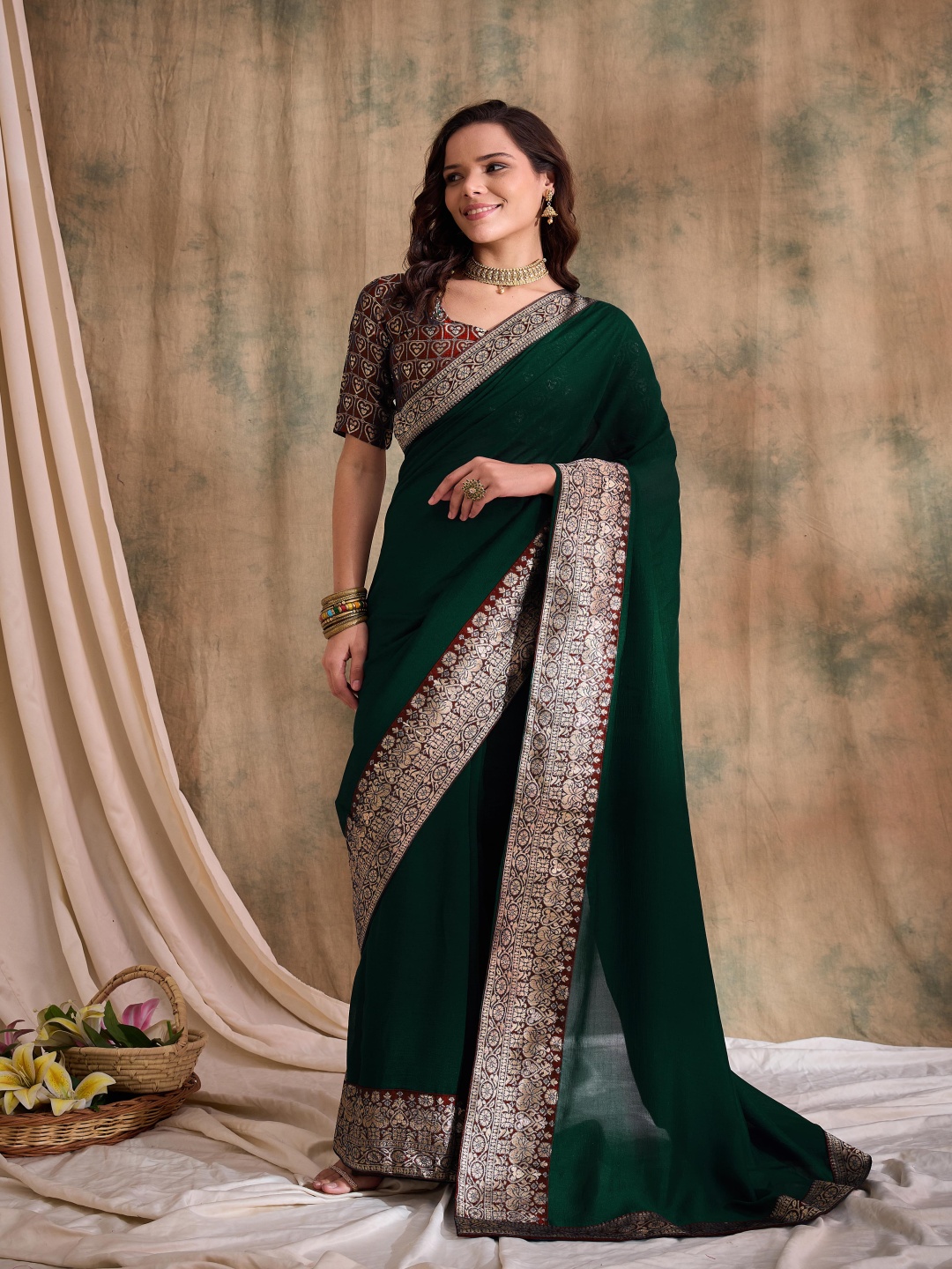 

DEVATITHI Vichitra Embroidered Border Solid Saree, Green