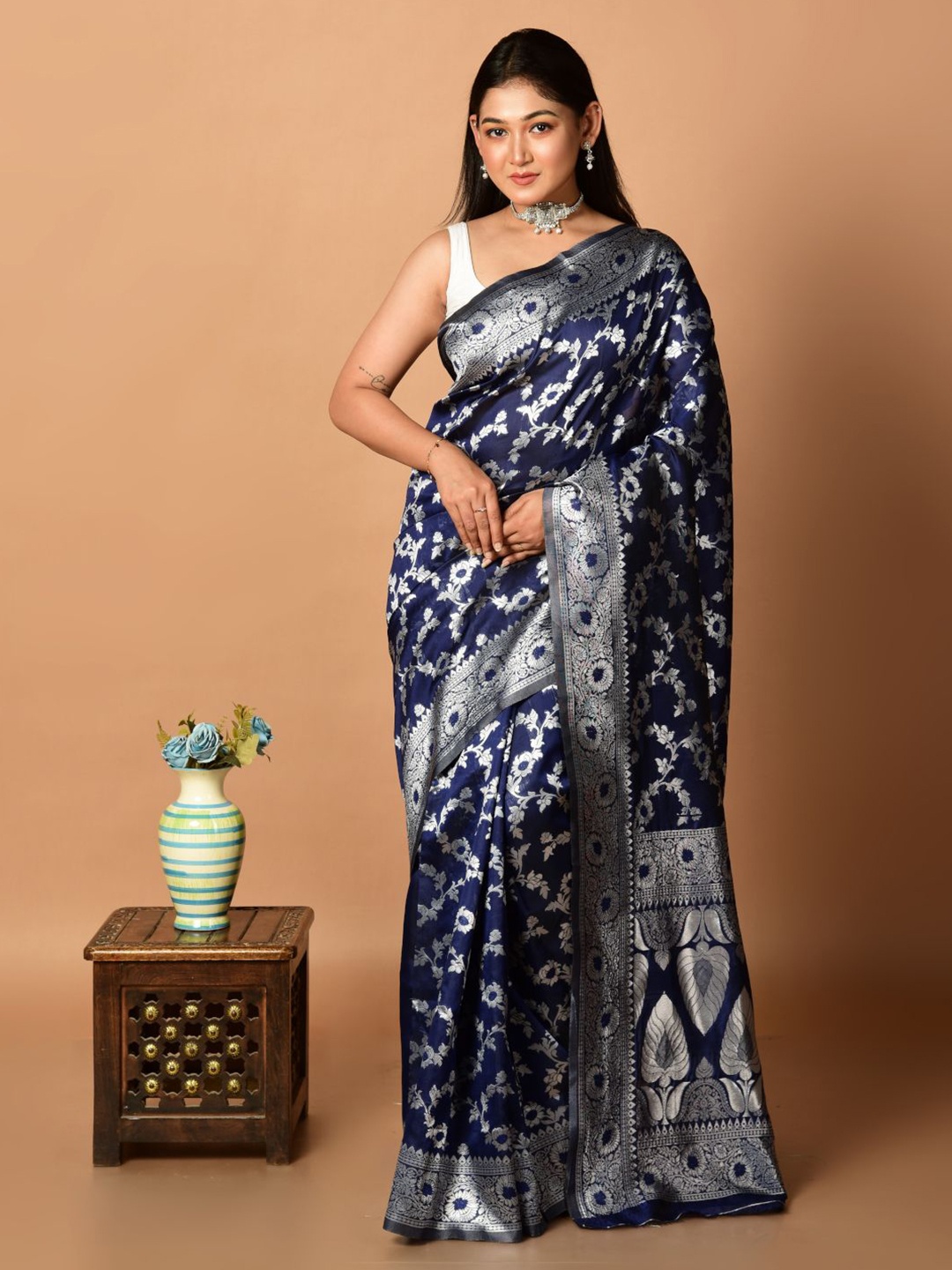 

HOUSE OF ARLI Woven Design Printed Zari Banarasi Saree, Navy blue