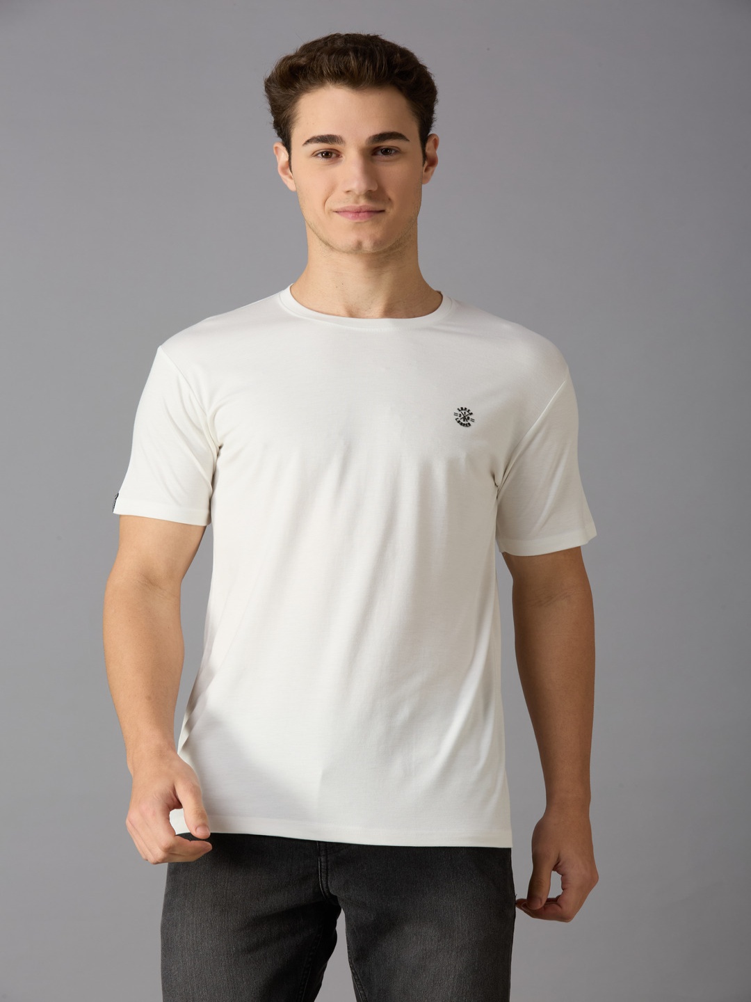 

Autumn Hues Men Solid Round Neck Cotton T-shirt, White