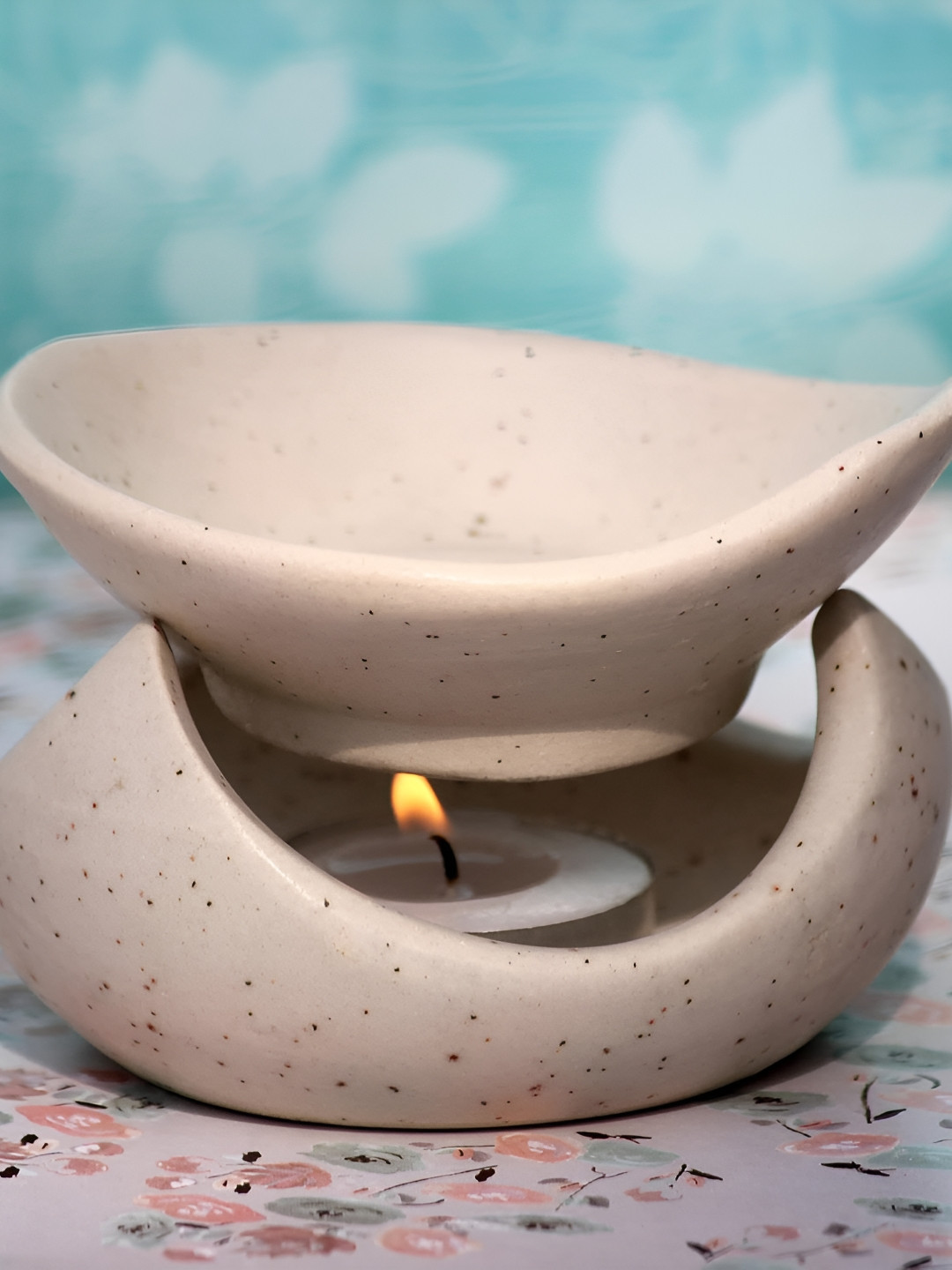 

Jaamso Royals Beige & White Diffuser With Aroma Oil & 2 Tea Light Candles