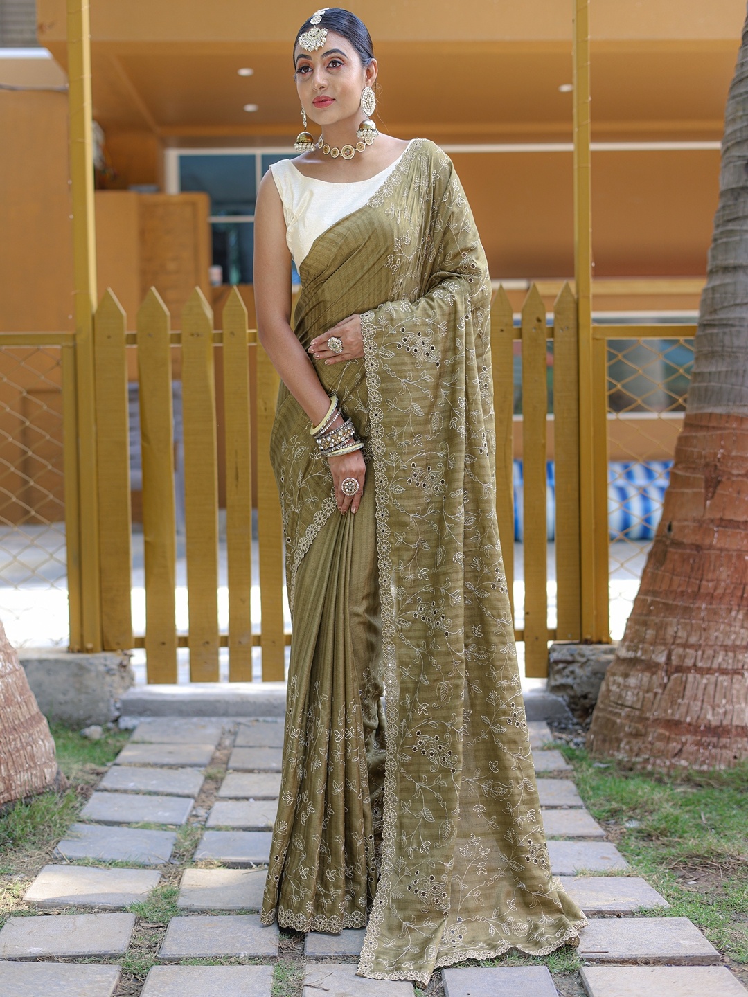 

TORONFRAS Ethnic Motifs Embroidered Kanjeevaram Saree, Green
