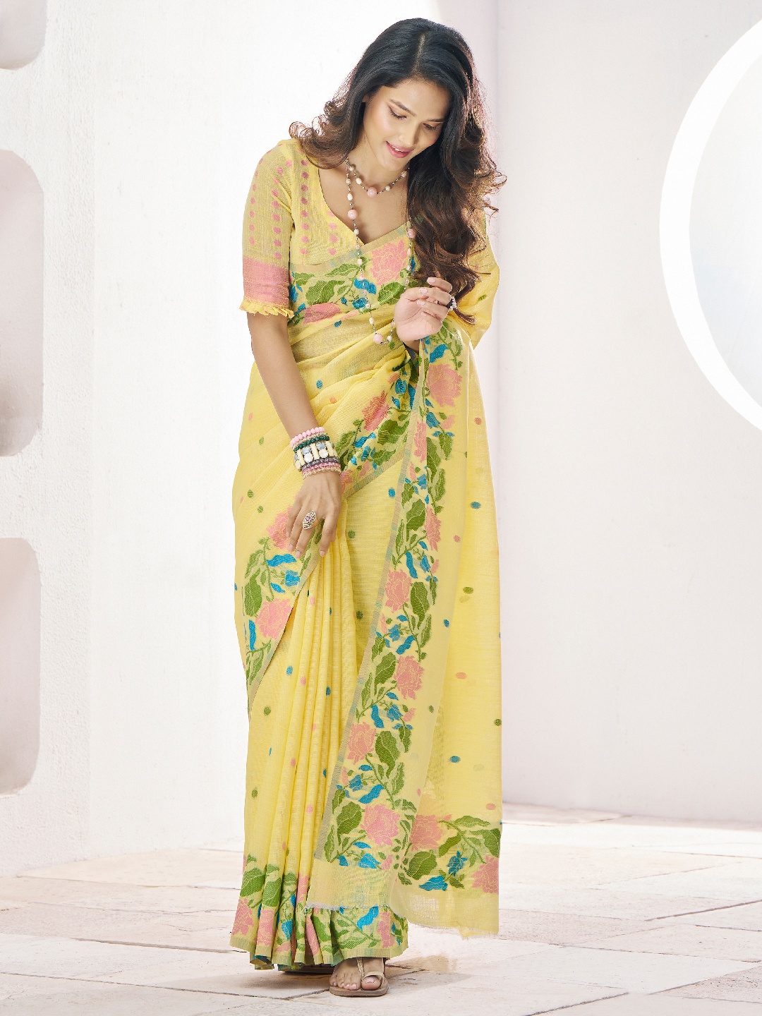 

Panzora Floral Printed Saree With Unstitched Blouse Piece, Yellow