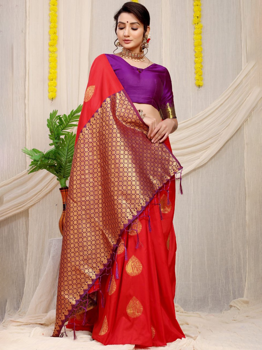 

amirat Woven Design Zari Pure Silk Banarasi Saree, Red