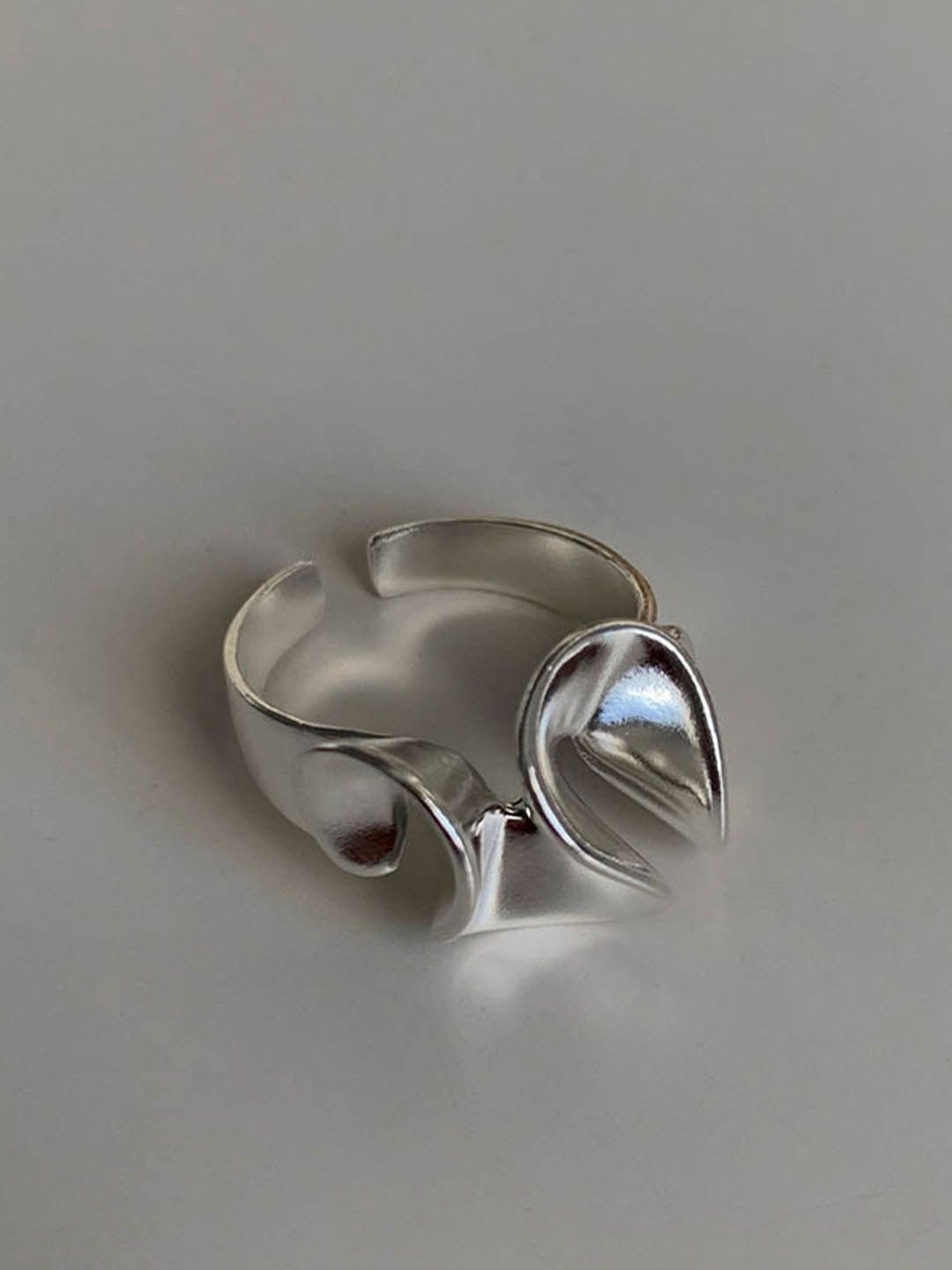 

StyleCast Elegant Silver-Toned Silver-Plated Adjustable Finger Ring