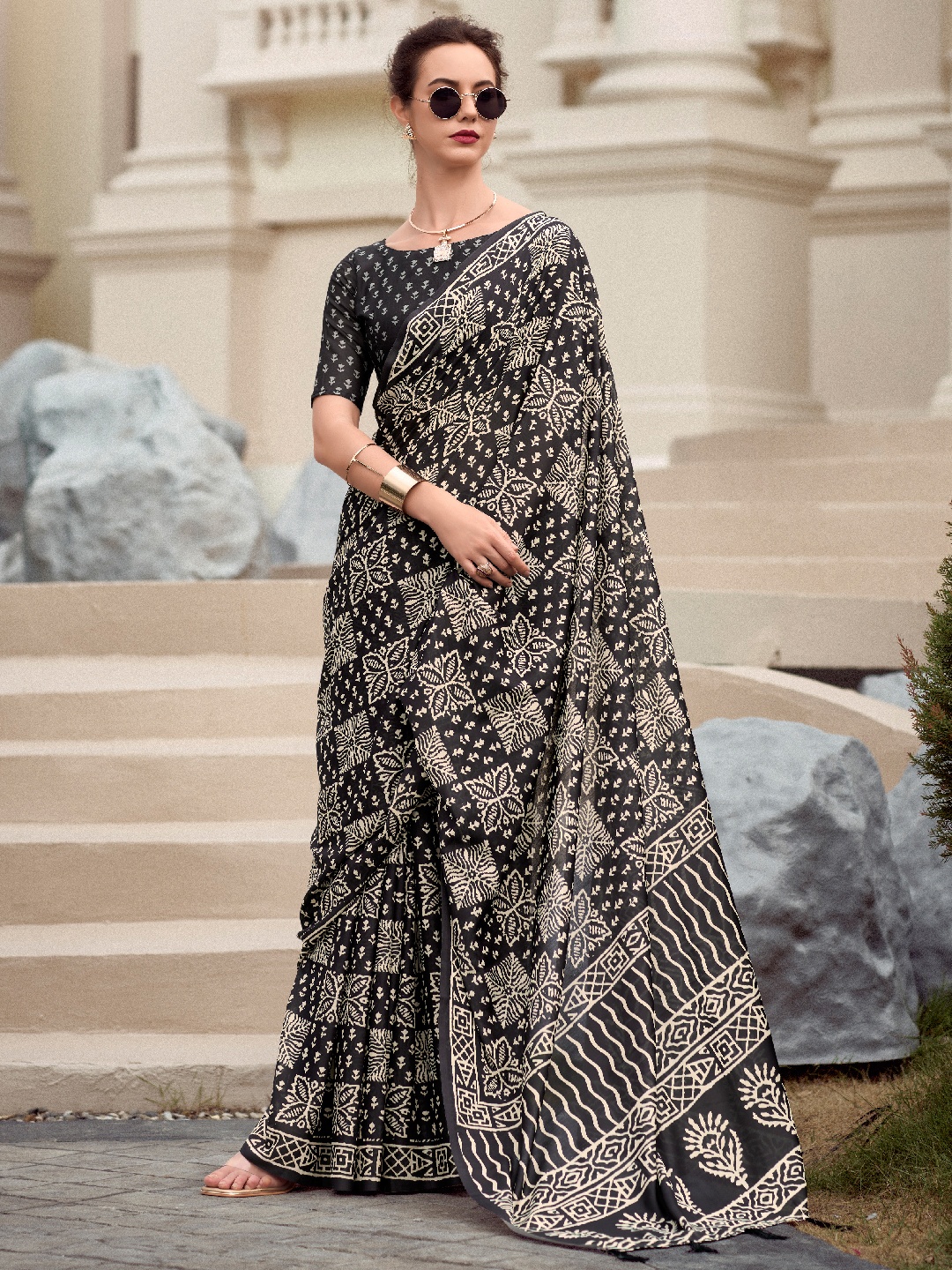 

Panzora Floral Printed Saree, Black