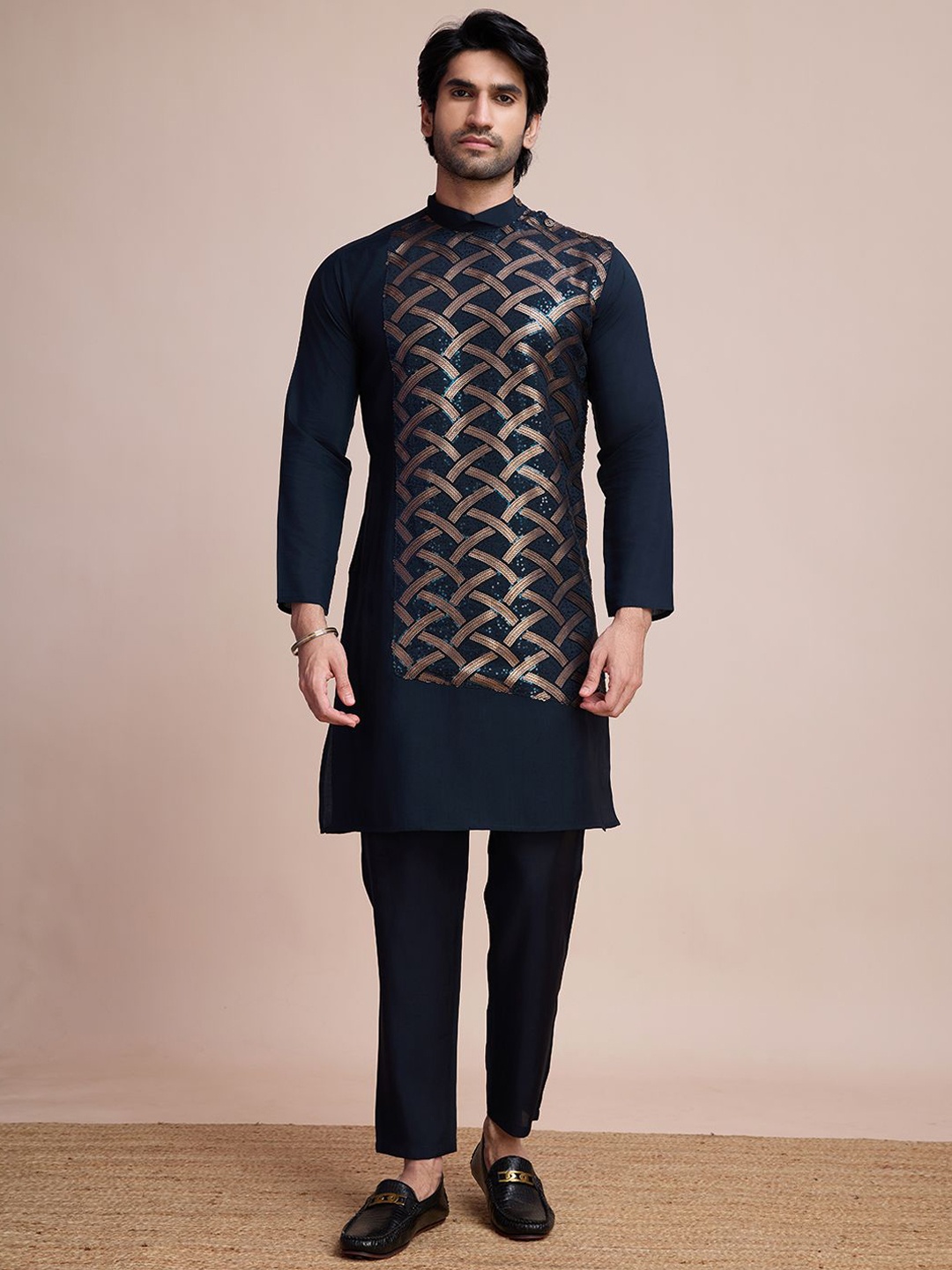 

SHUBHVASTRA Men Sequinned Kurta, Blue