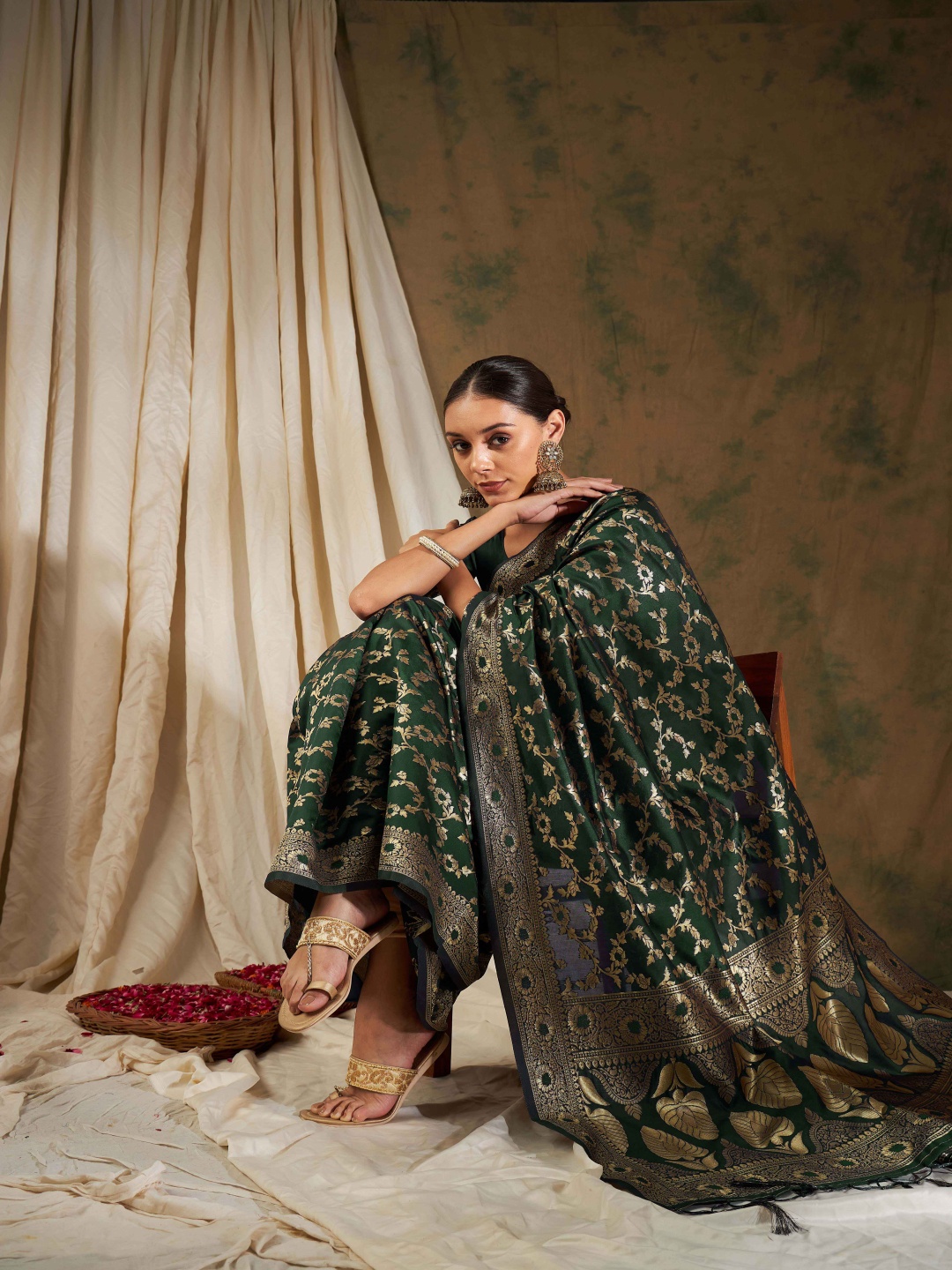 

DEVATITHI Woven Design Zari Banarasi Saree, Green