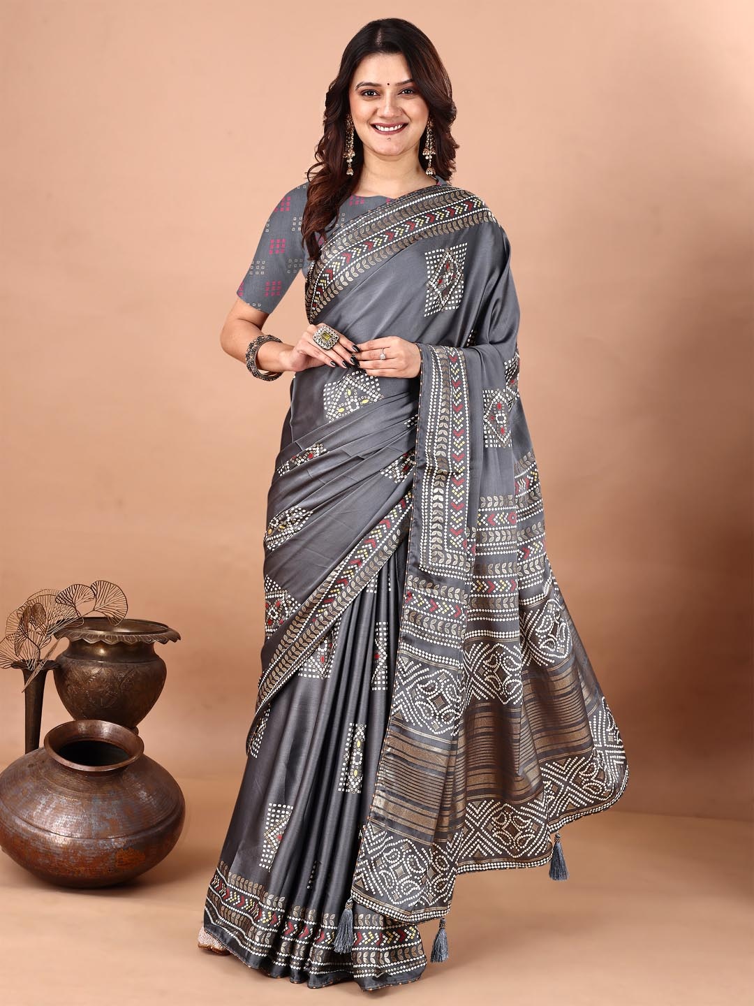 

Panzora Bandhani Poly Crepe Bandhani Saree, Grey