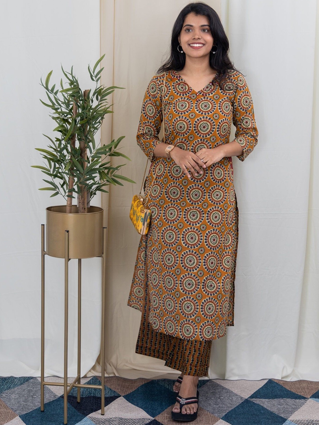 

Anni Designer Geometric Printed V-Neck Straight Kurta With Palazzos, Mustard