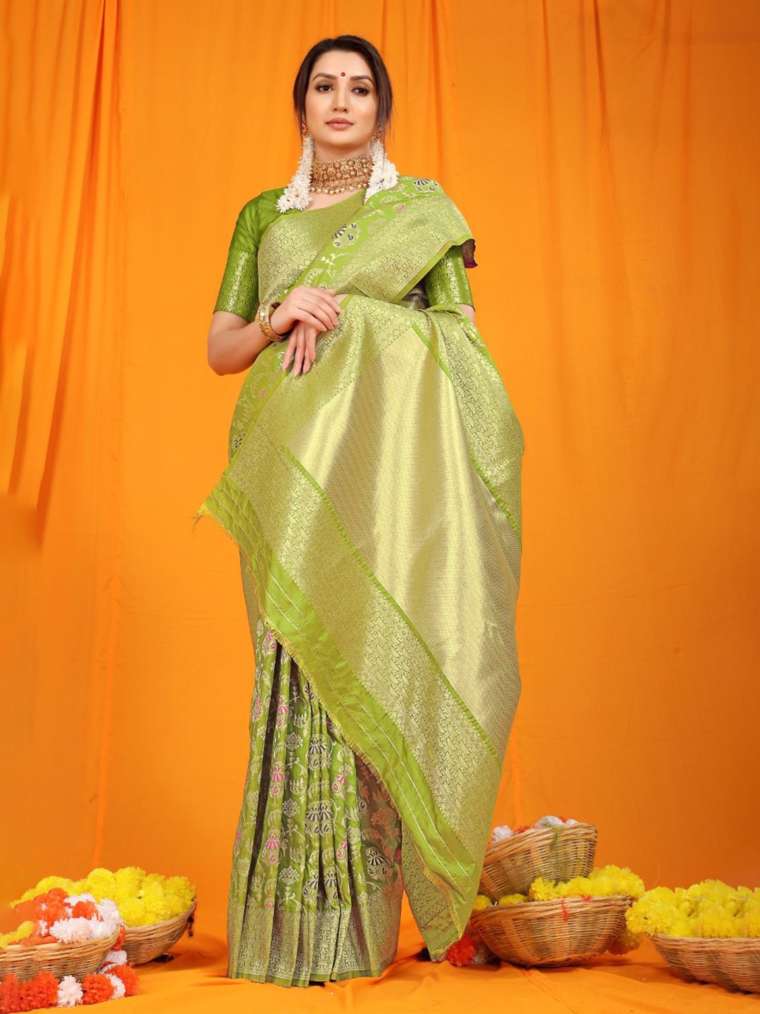 

amirat Woven Design Zari Pure Silk Banarasi Saree, Lime green