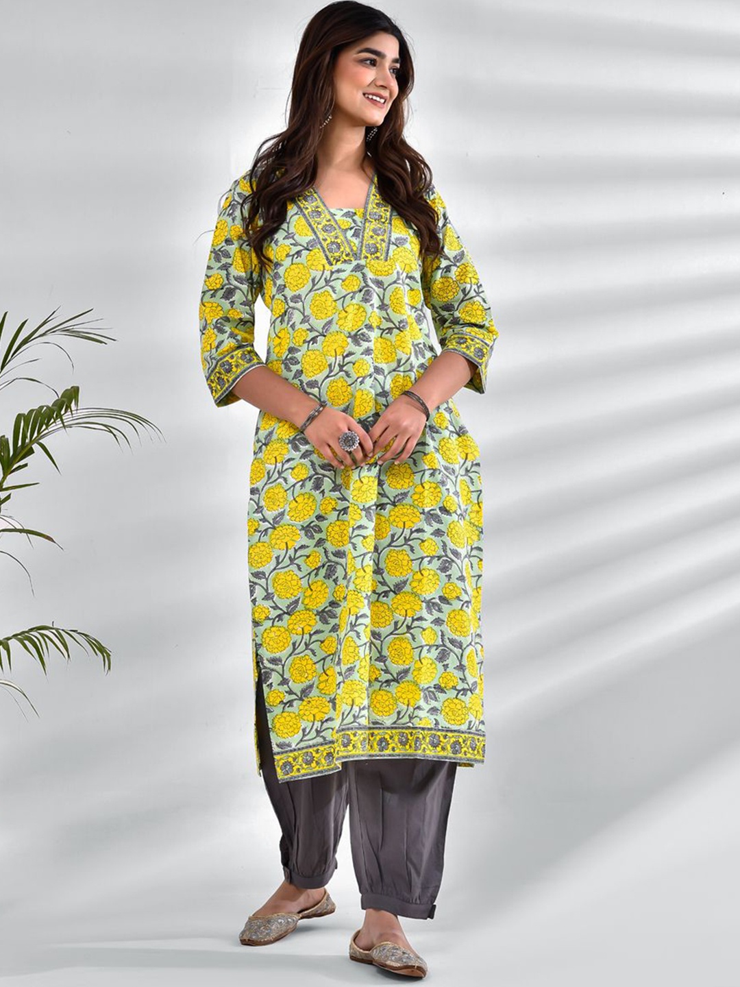 

Anootha Floral Printed Cotton V-Neck Straight Kurta, Yellow