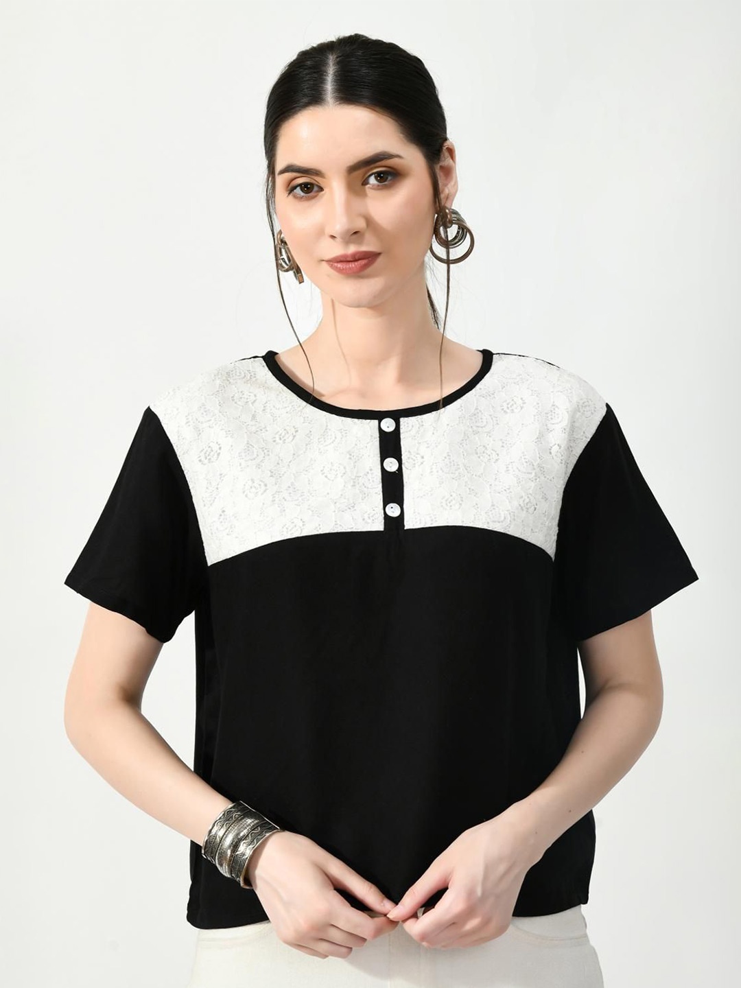 

VAAMII Women Colourblocked Pure Cotton Boxy Top, Black