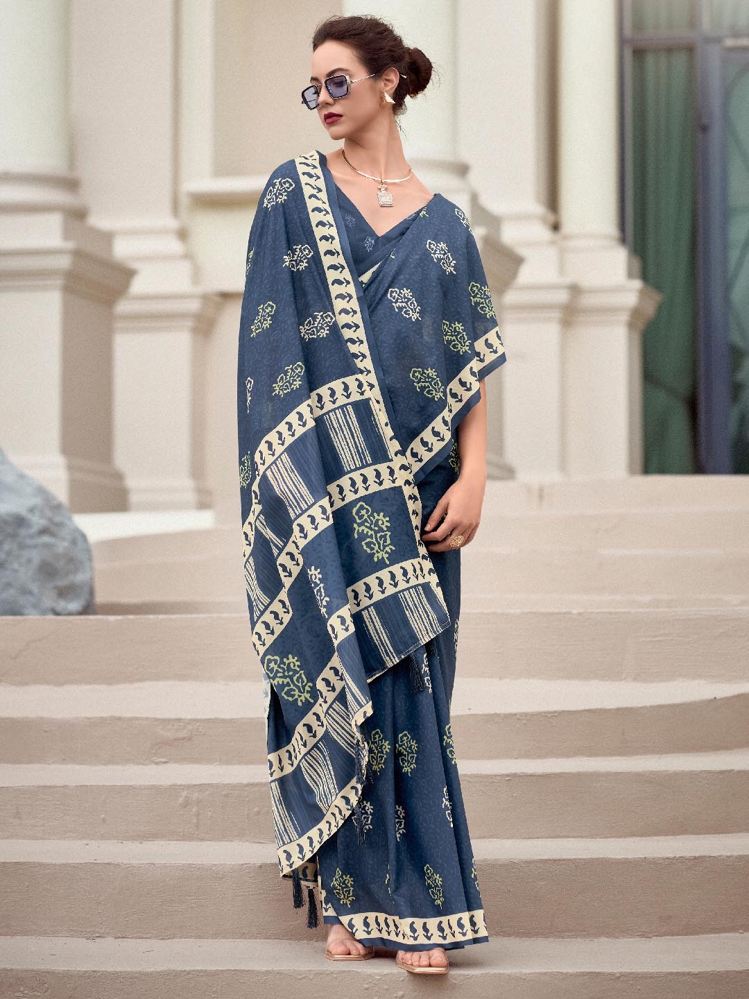 

Panzora Ethnic Motifs Printed Saree, Blue