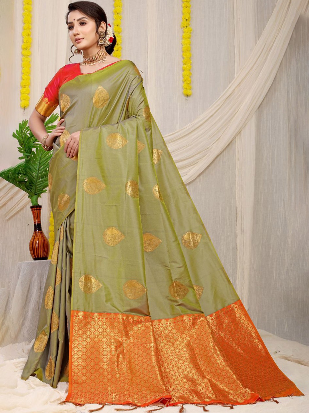 

amirat Woven Design Zari Pure Silk Banarasi Saree, Green
