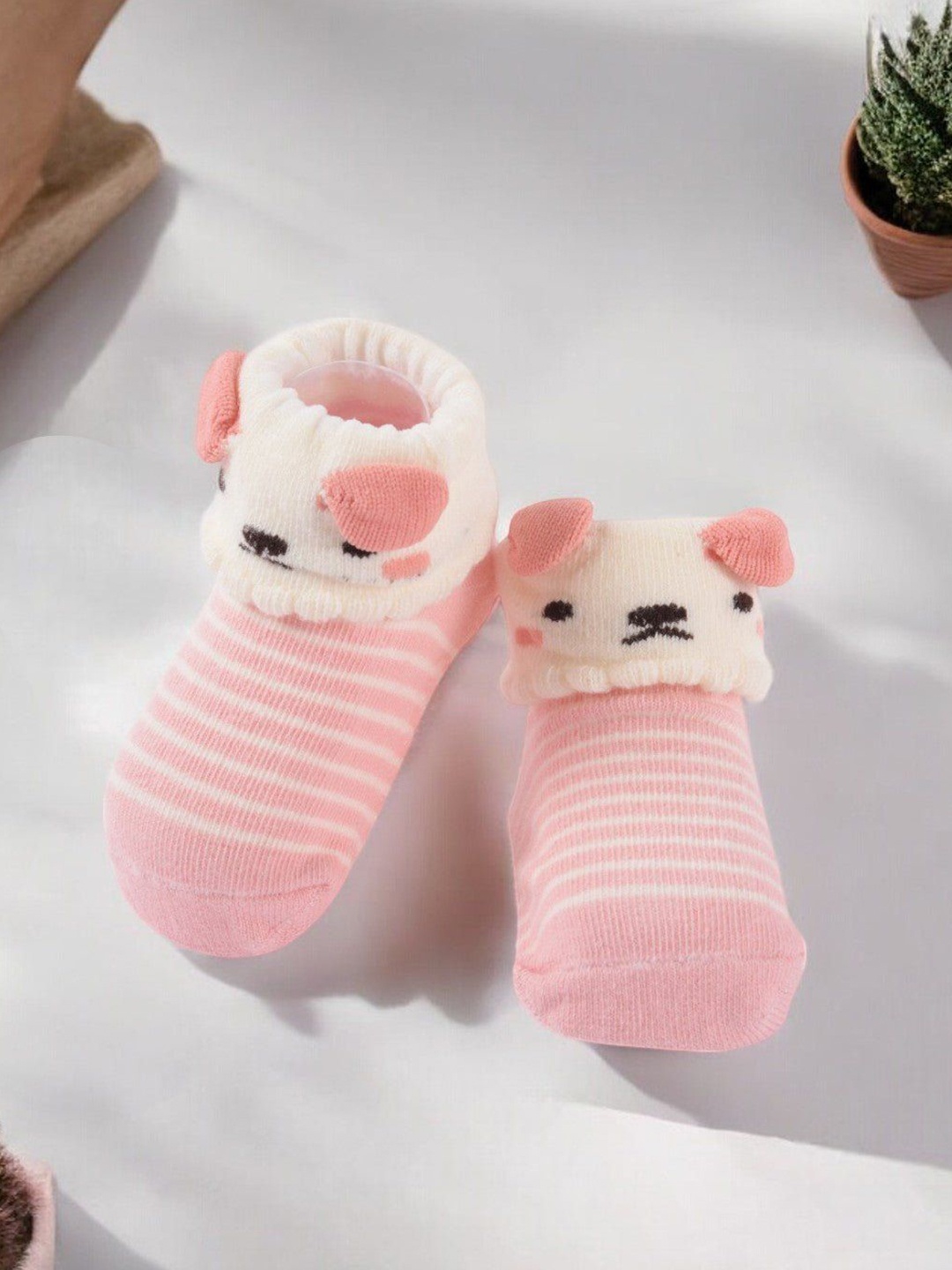 

Yellow Bee Infant Girls Patterned Non-Slip Ankle Length Socks, Peach