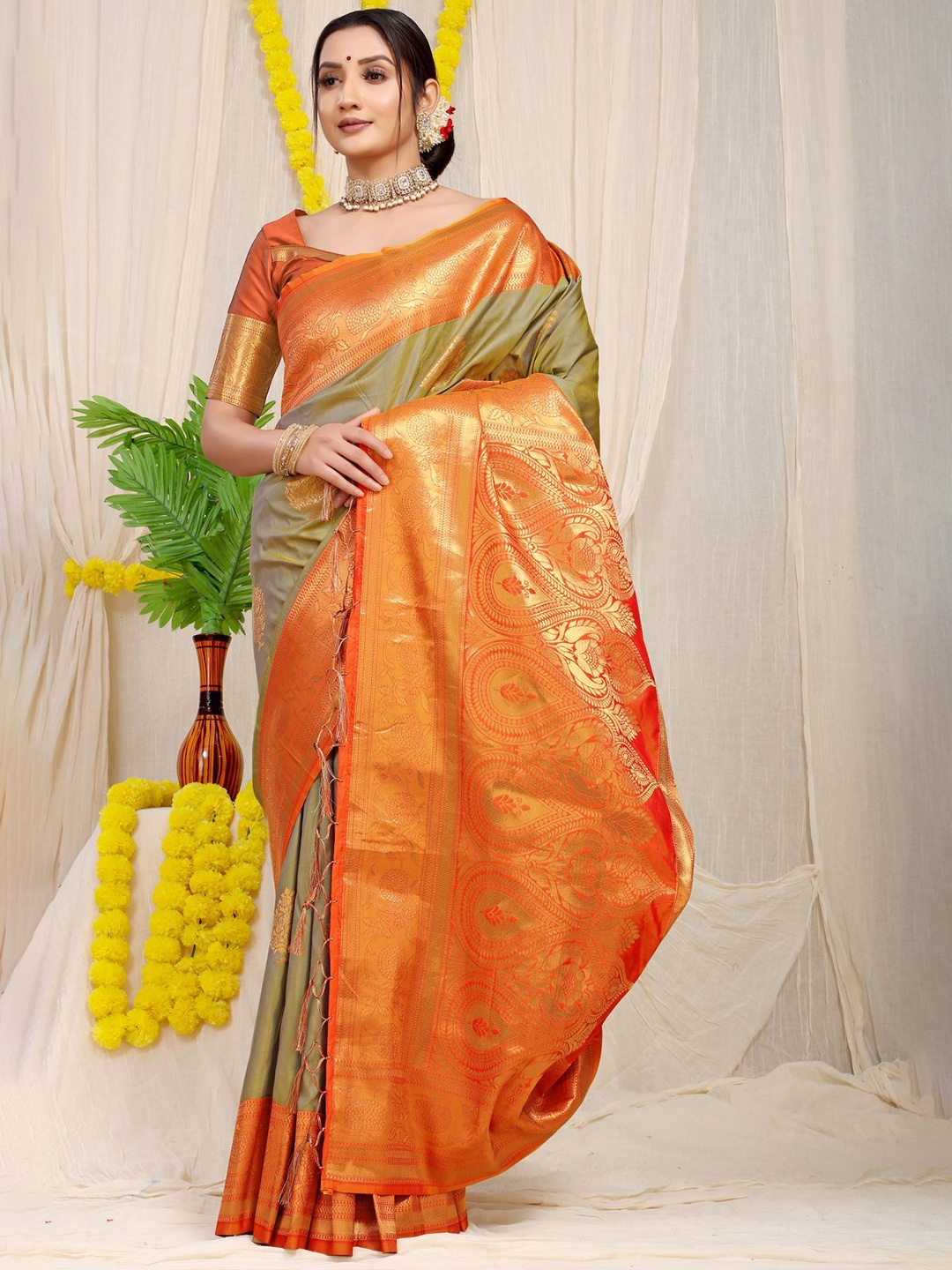 

amirat Woven Design Zari Pure Silk Banarasi Saree, Green