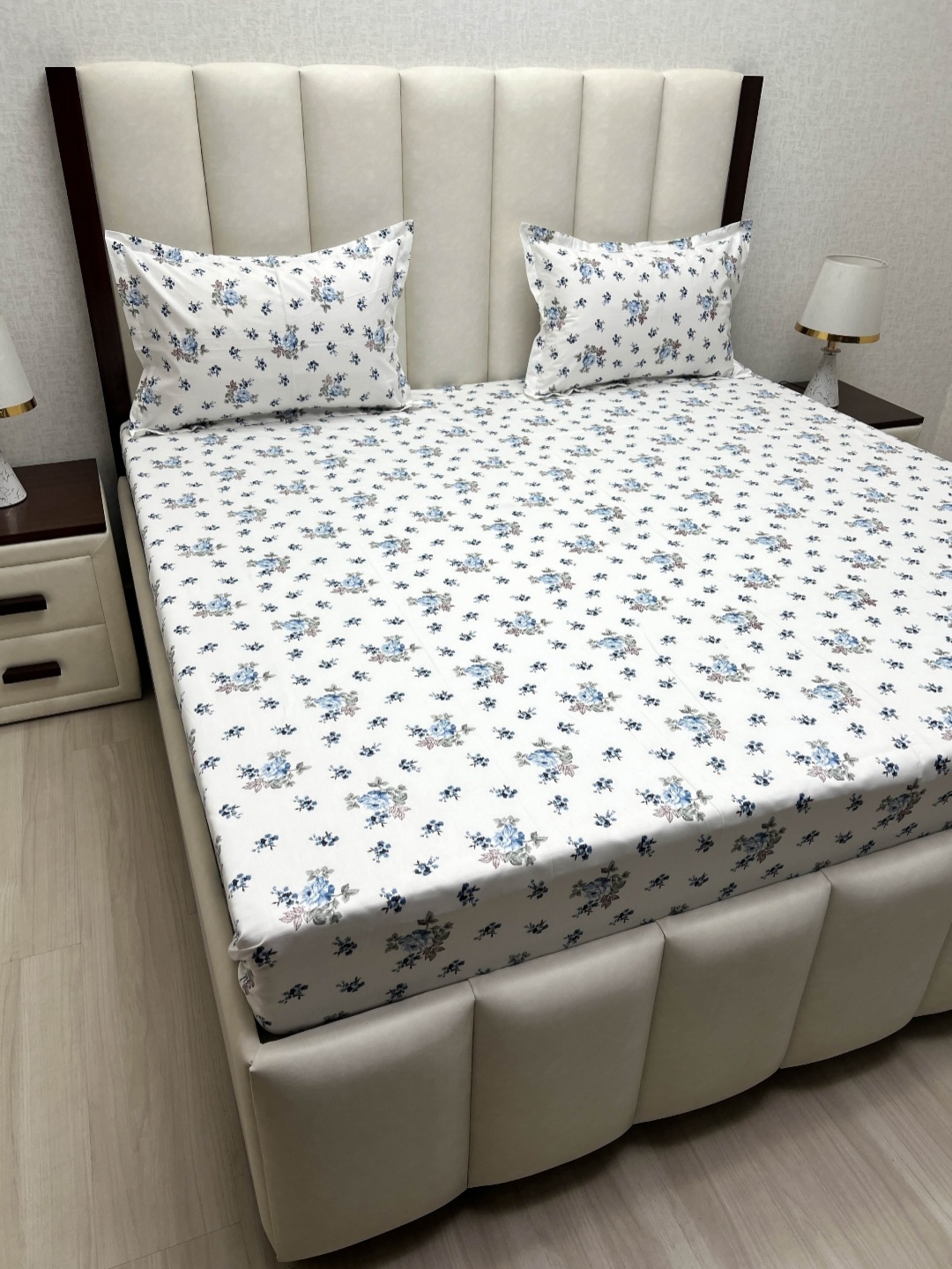 

Pure Decor Royal Passion White Printed 220TC Pure Cotton Queen Bedsheet Set 2.28 mx2.54 m