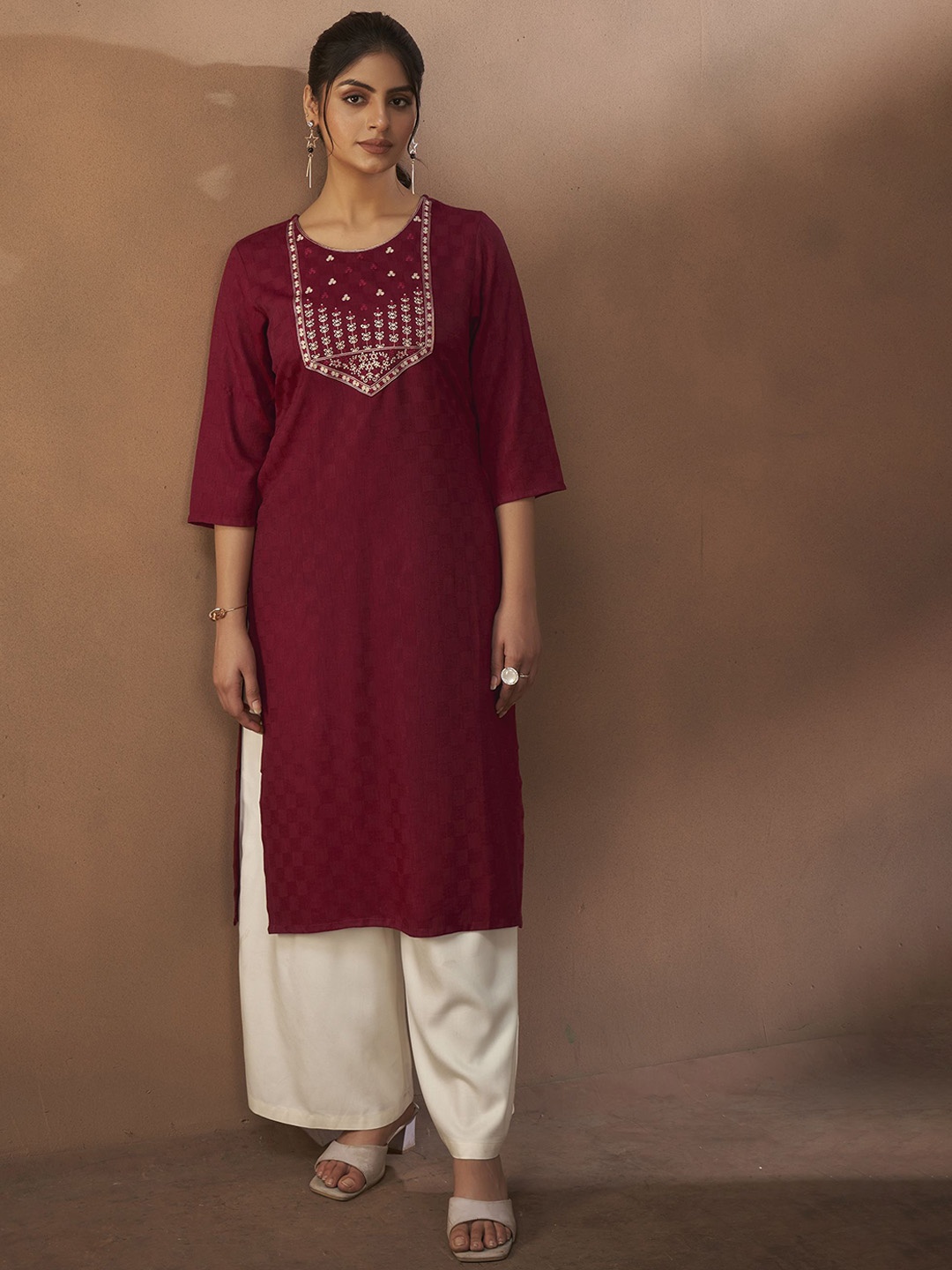 

Anouk Women Floral Embroidered Thread Work Kurta, Maroon