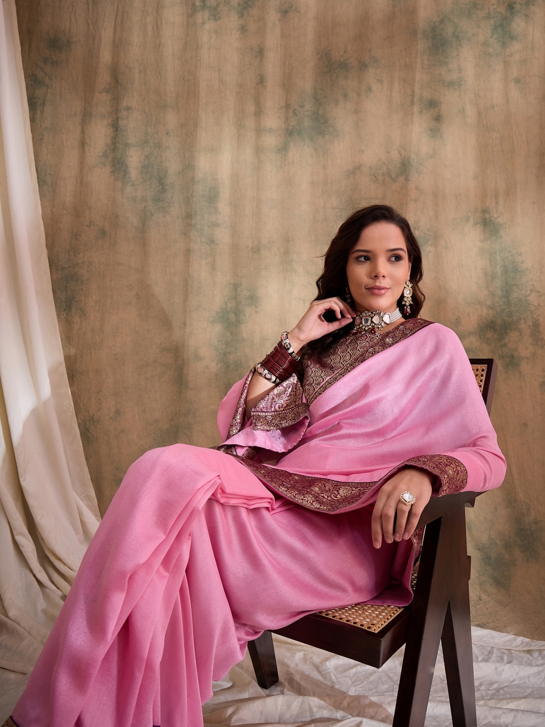

DEVATITHI Vichitra Embroidered Border Solid Saree, Pink