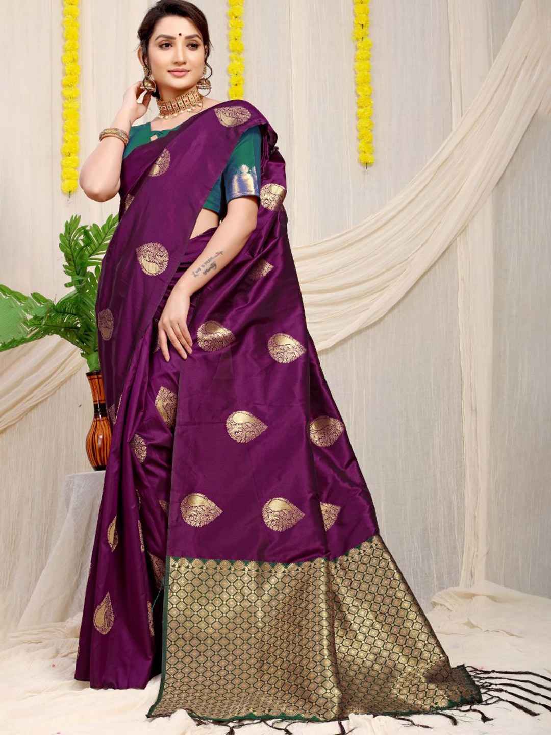 

amirat Woven Design Zari Pure Silk Banarasi Saree, Magenta