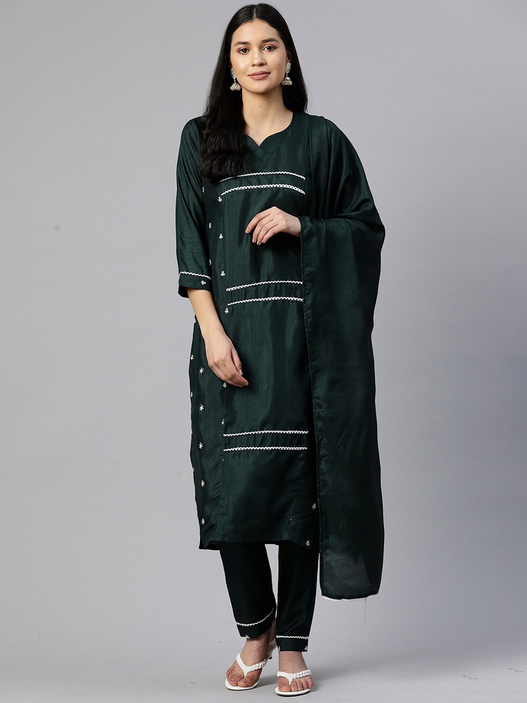 

KAVINDI Lace Work Sweetheart Neck Kurta With Trousers & Dupatta, Green