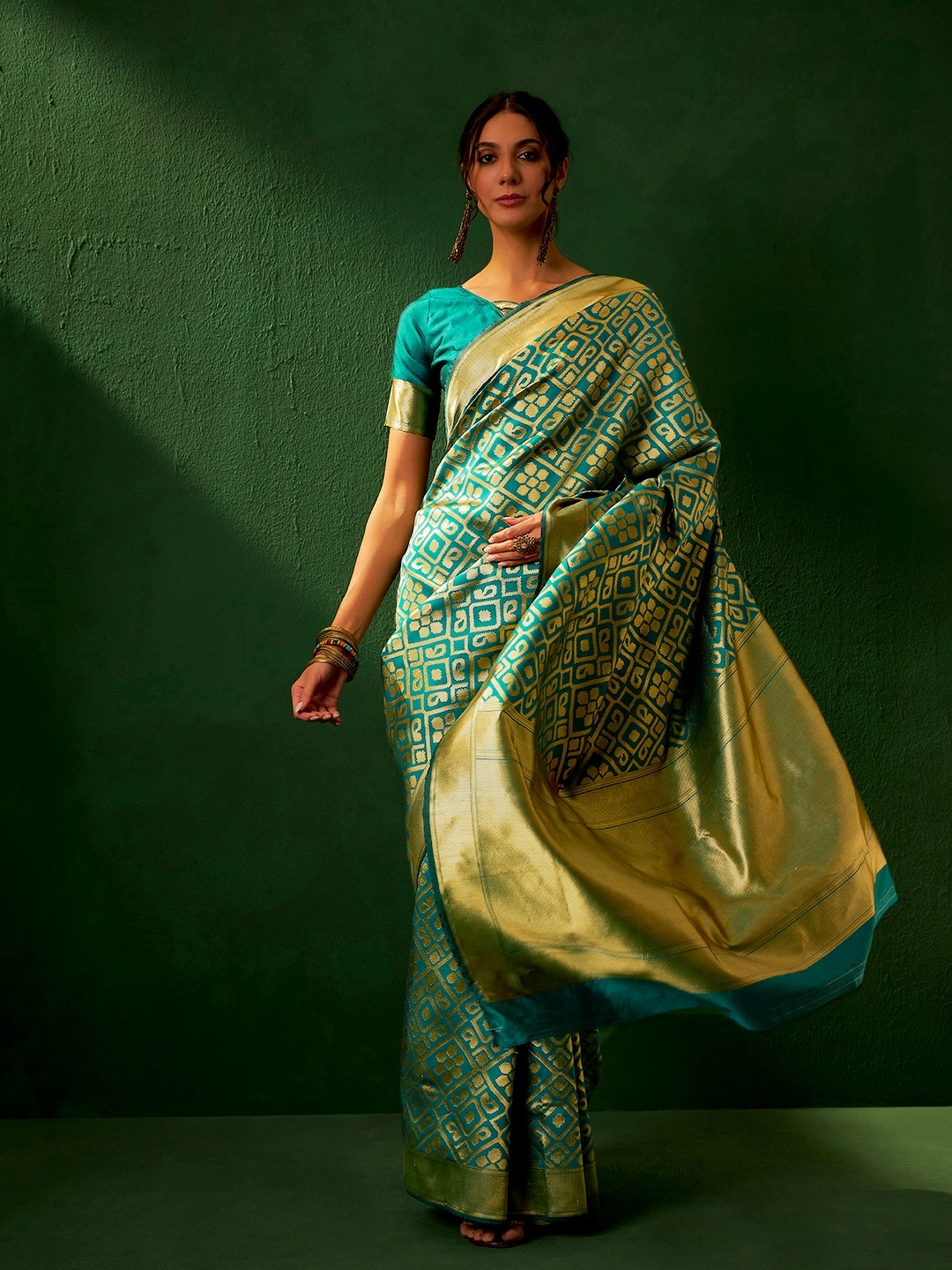 

DEVATITHI Woven Design Zari Silk Blend Banarasi Saree, Green