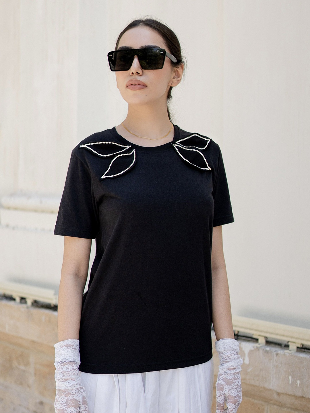 

WEAVING CULT Women Solid Round Neck Cotton T-shirt, Black