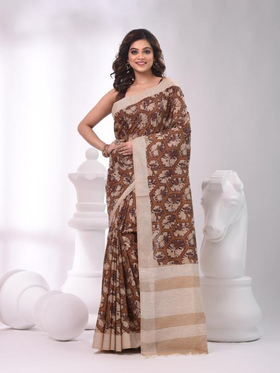 

VIBHAVARI Floral Silk Blend Saree, Beige