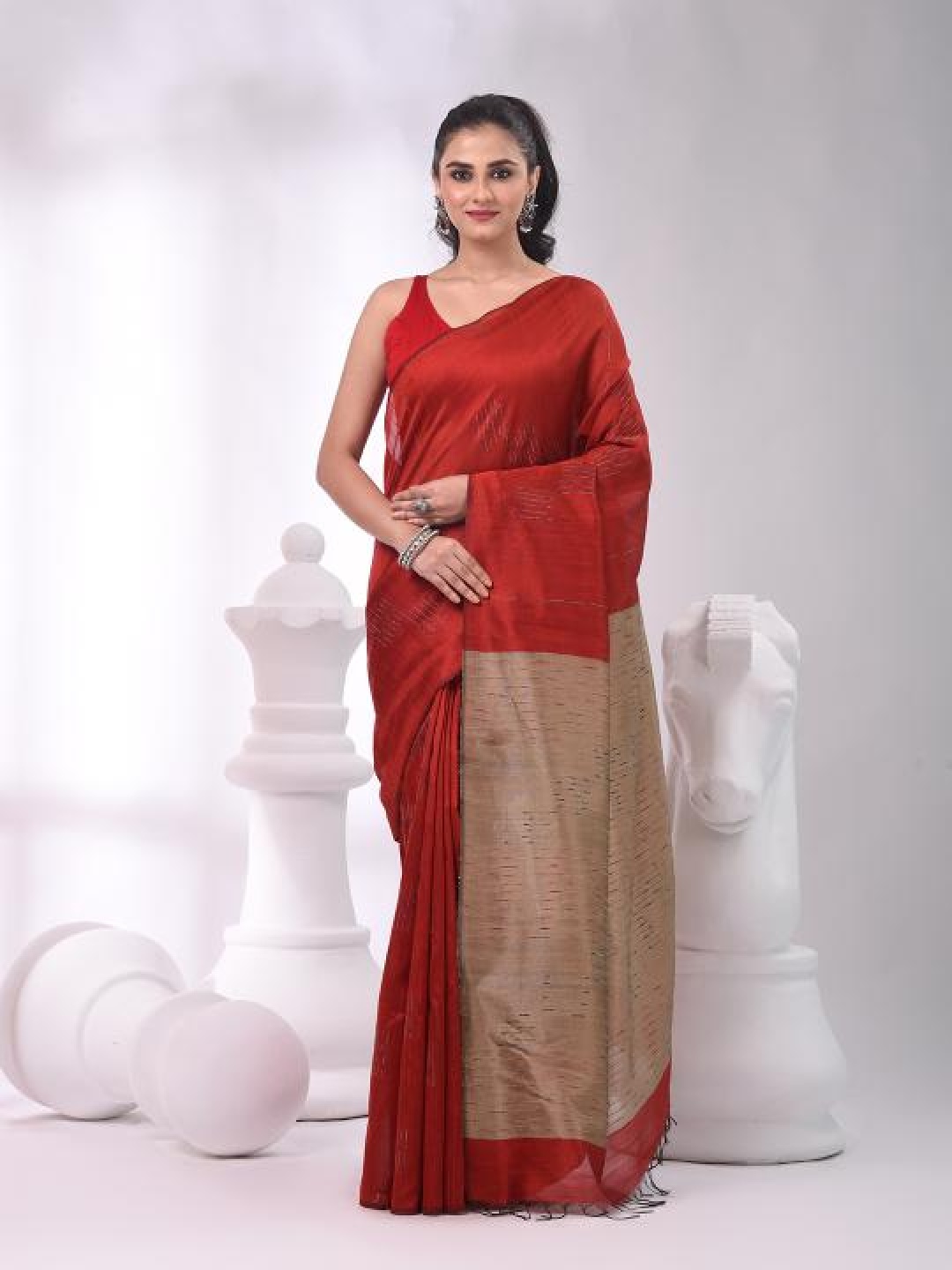 

VIBHAVARI Saree, Red